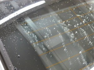 水をはじく自動車の窓