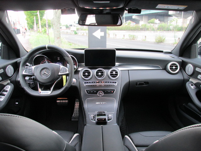 AMG　Cクラス　C63　S　エクスクルーシブパッケージ　左ハンドル　車両画像09
