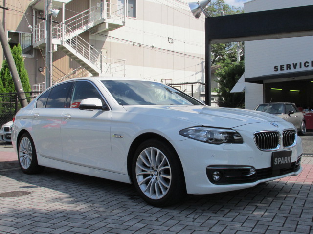 528i ラグジュアリー　LCI　マルチディスプレイメーターパネル車両画像03