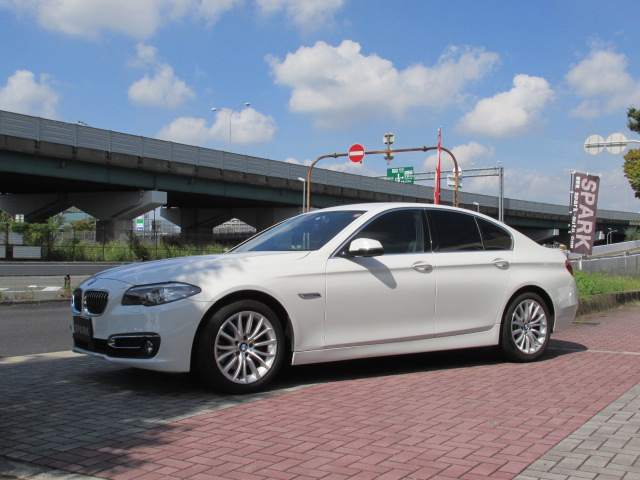 528i ラグジュアリー　LCI　マルチディスプレイメーターパネル車両画像08