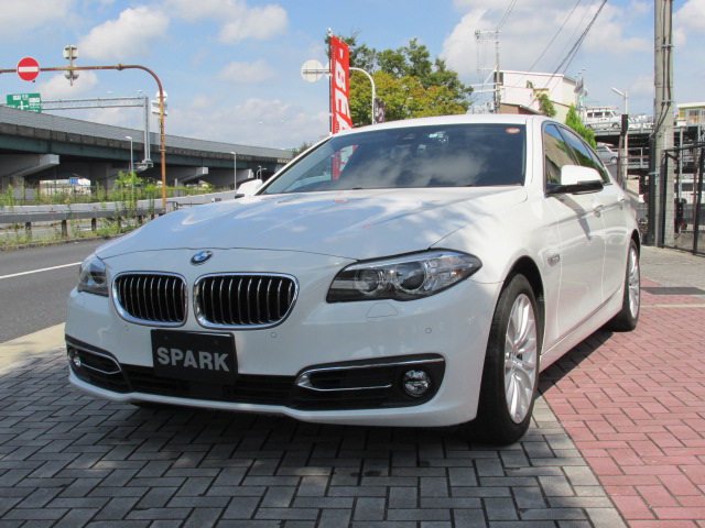 528i ラグジュアリー　LCI　マルチディスプレイメーターパネル車両画像01