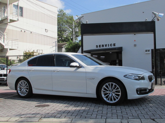 528i ラグジュアリー　LCI　マルチディスプレイメーターパネル車両画像04