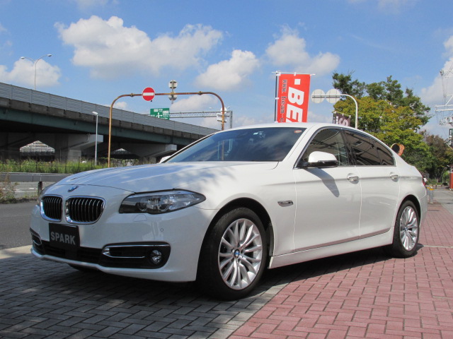 528i ラグジュアリー　LCI　マルチディスプレイメーターパネル車両画像09