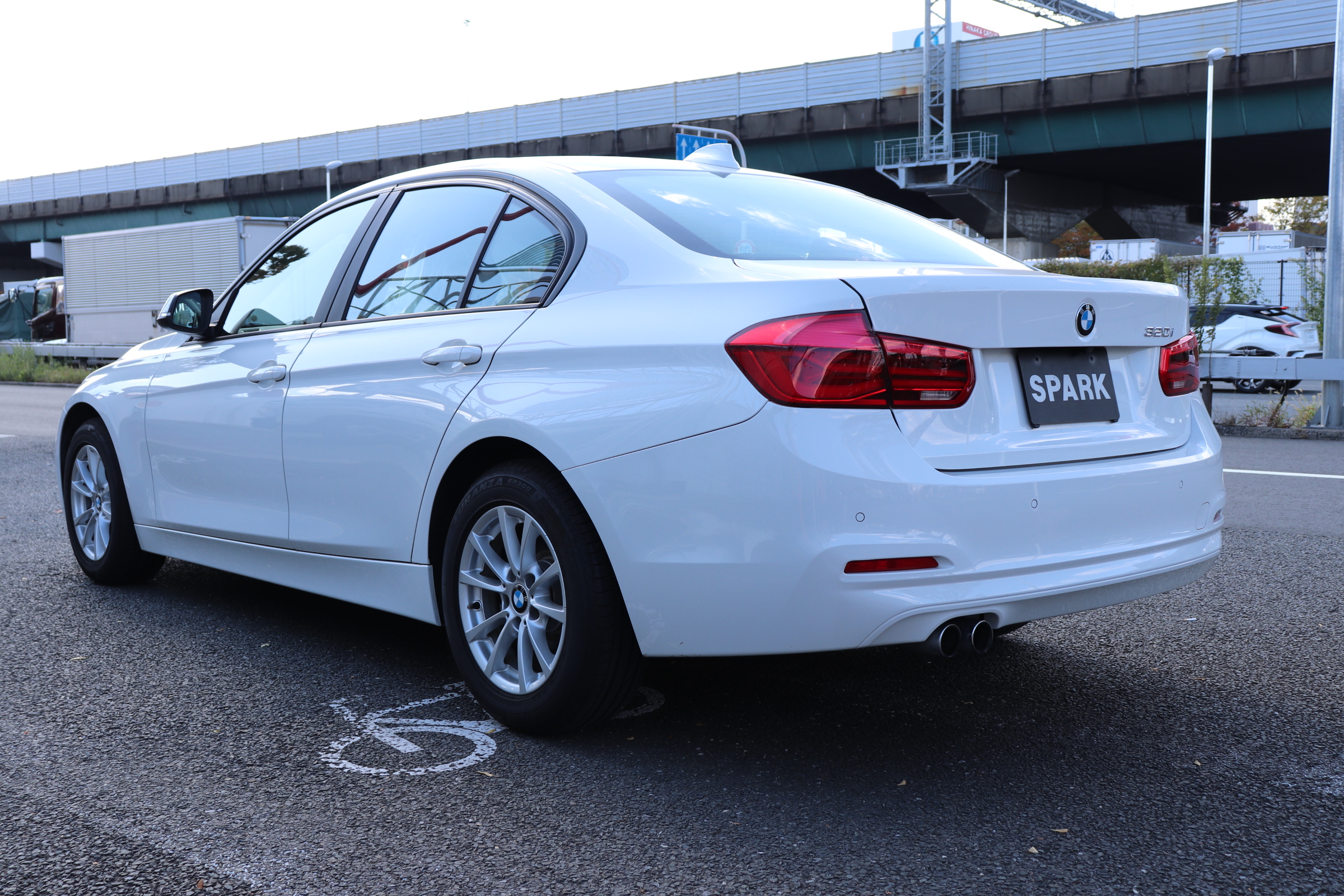 320i LCI 後期モデル LEDヘッドライト＆フォグライト 追従クルコン 衝突軽減ブレーキ車両画像07