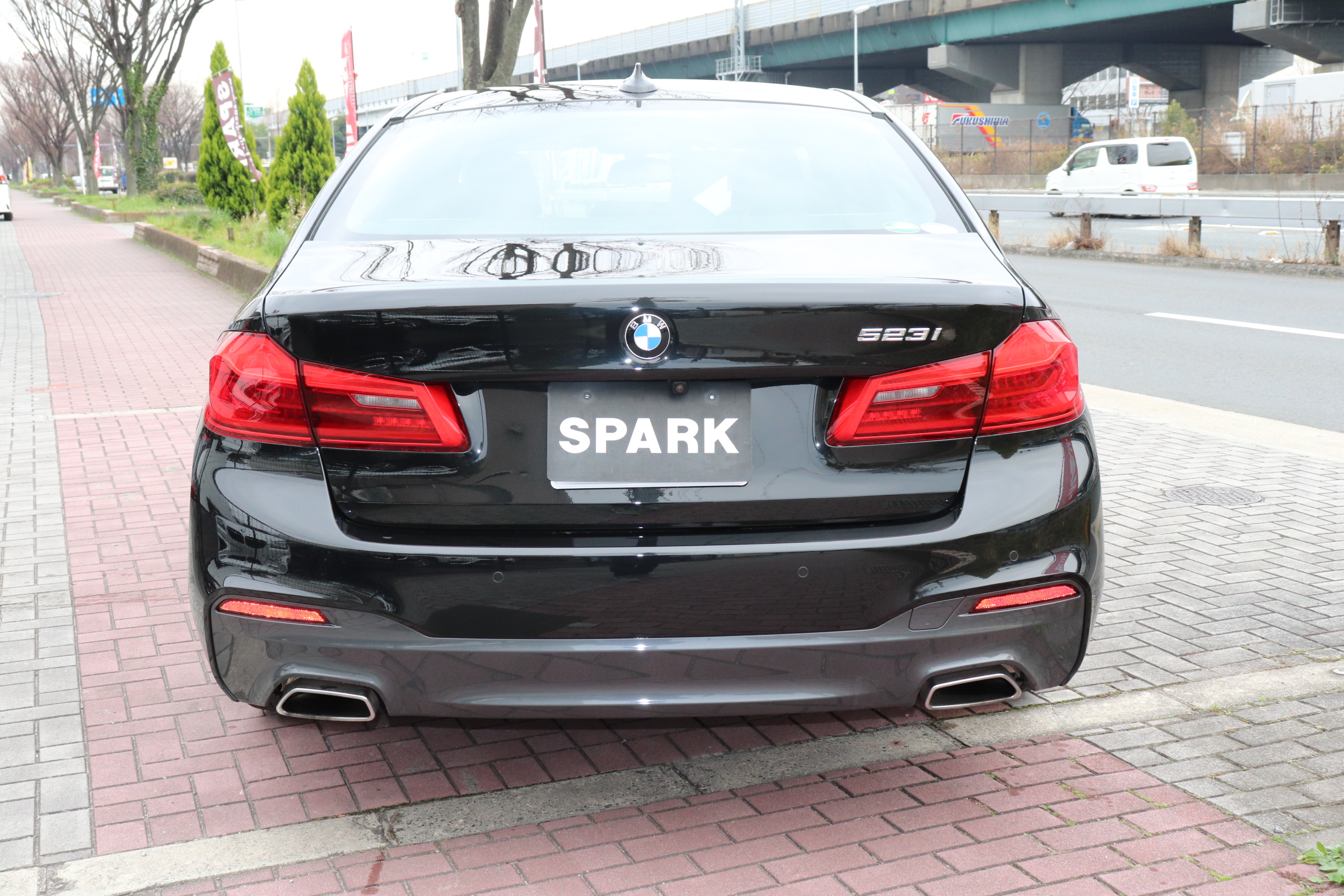 523i ブラックアウト ヘッドアップディスプレイ ハーマンカードン車両画像06