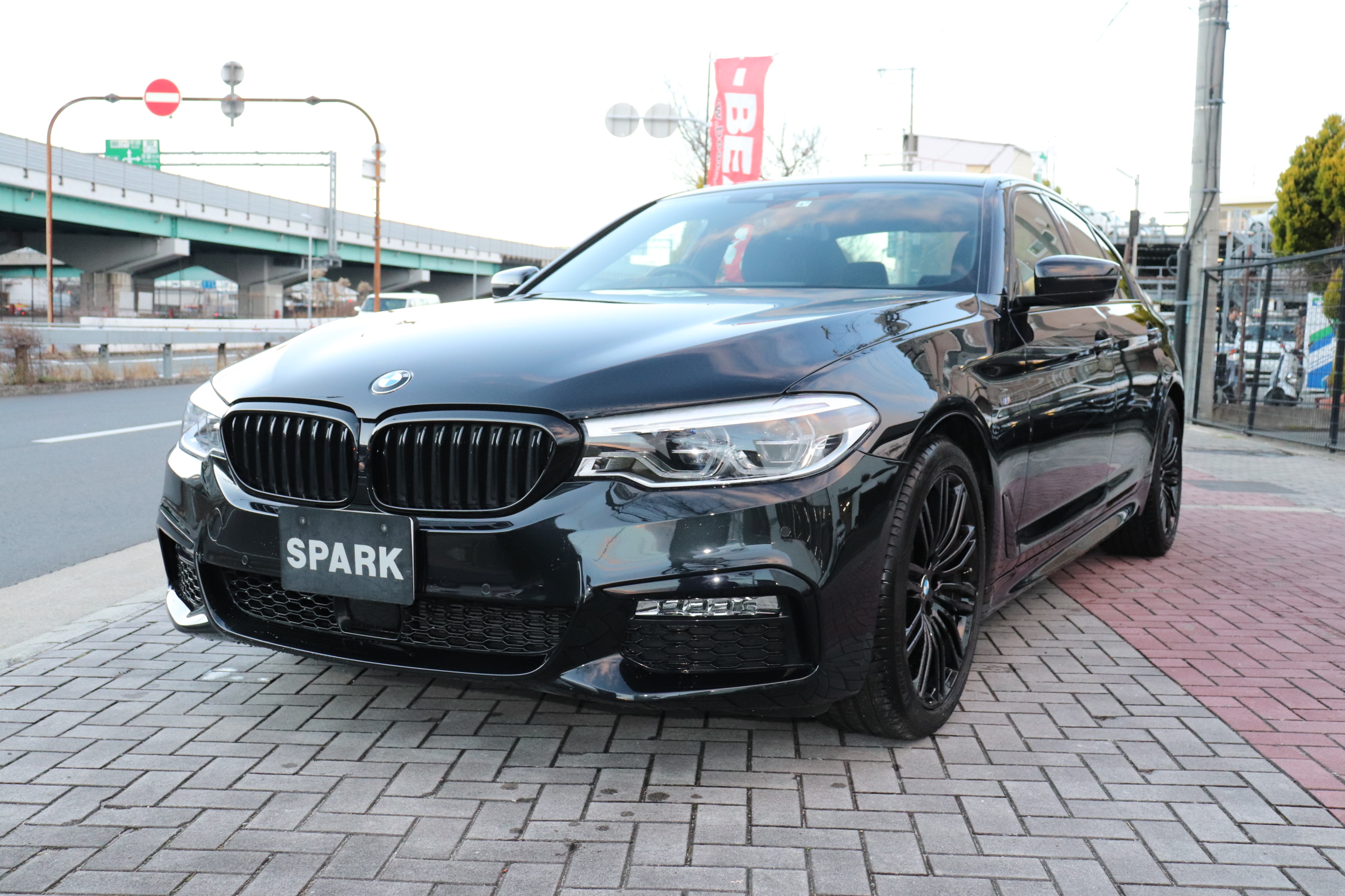 523i ブラックアウト ヘッドアップディスプレイ ハーマンカードン車両画像01