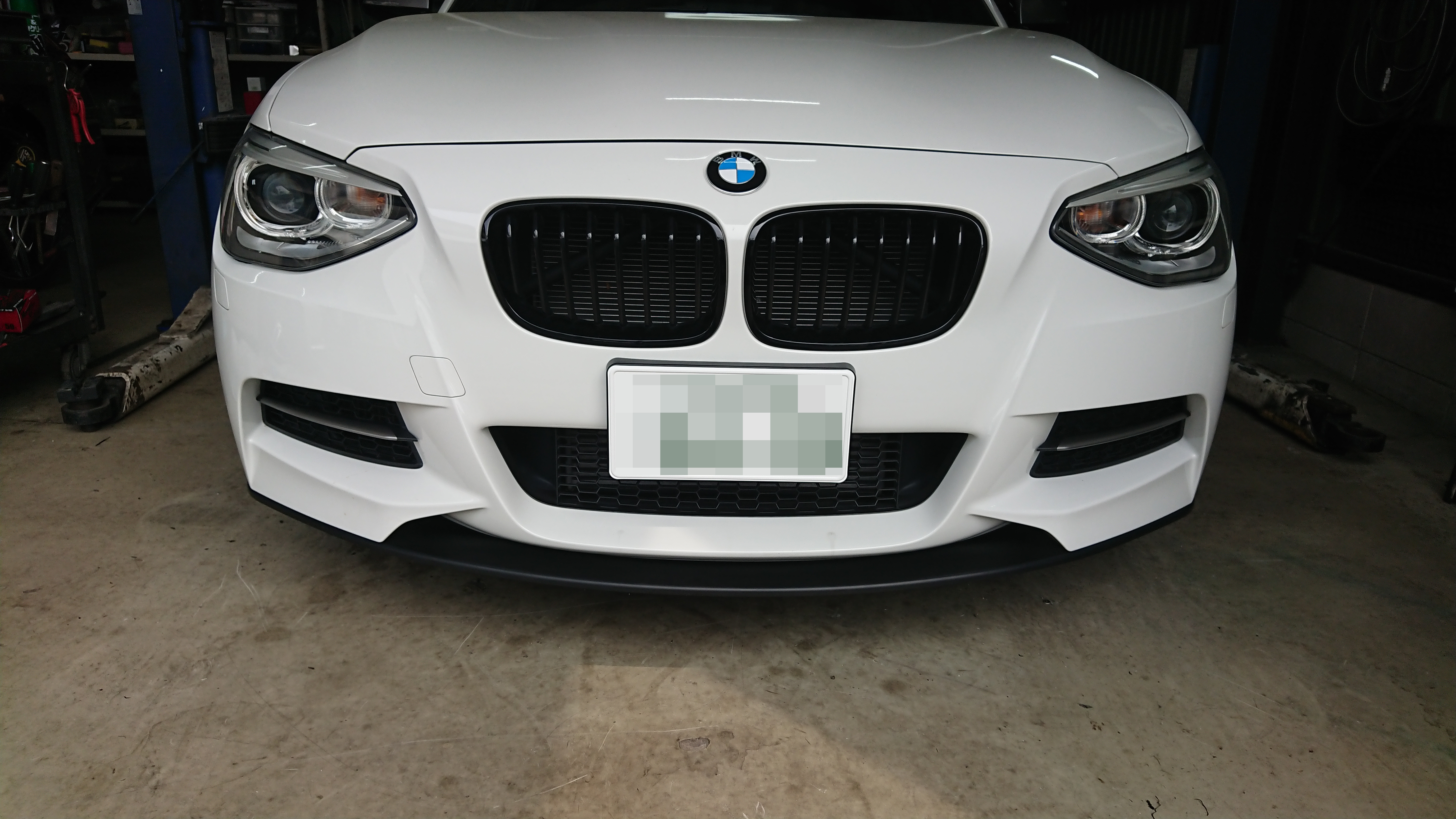 大坂府I様 BMW F20 M135i パワーブレース＆フロントリップ取り付け - BMW中古車専門店スパークオート