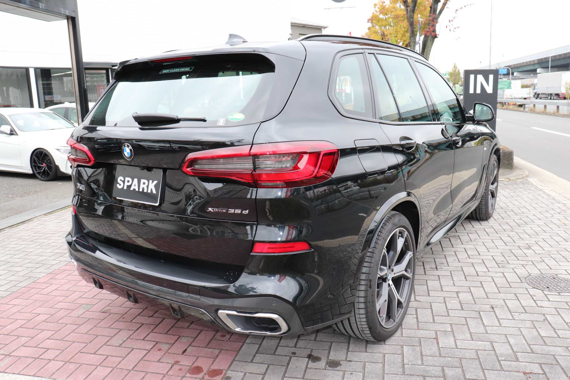 X5 xDrive 35d Mスポーツ ドライビングダイナミクスパッケージ エアサス サンルーフ 21インチAW車両画像04