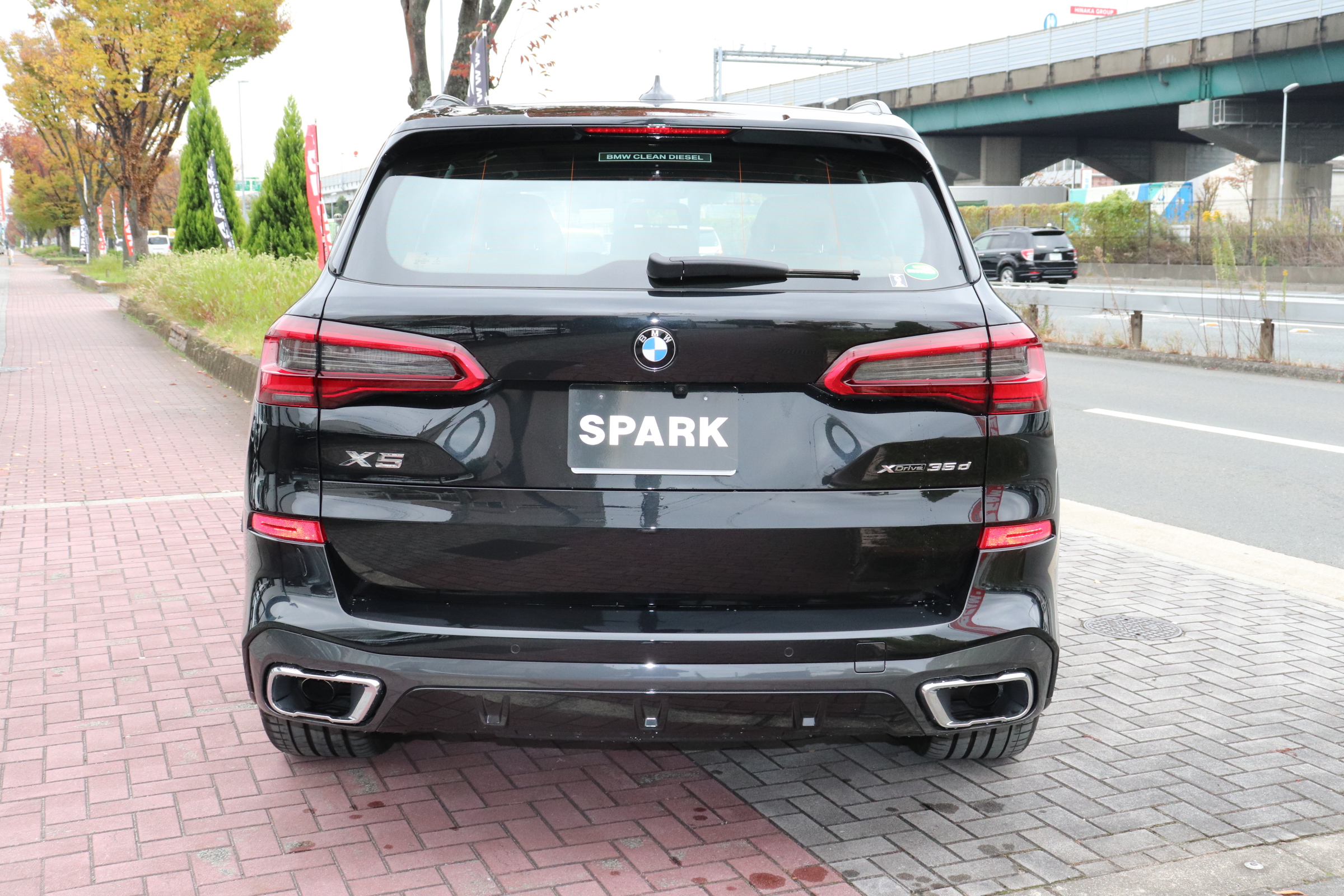 X5 xDrive 35d Mスポーツ ドライビングダイナミクスパッケージ エアサス サンルーフ 21インチAW車両画像05