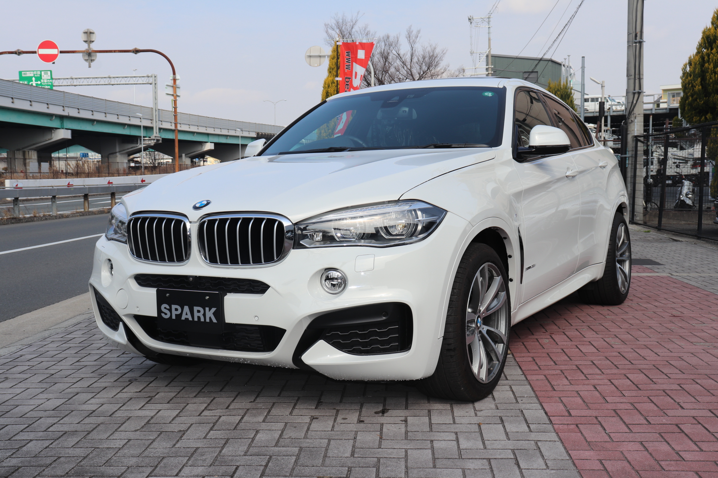 X6 xDrive 35i Mスポーツ ワンオナ パノラマSR HUD 黒革 ソフトクローズ パワーゲート車両画像01