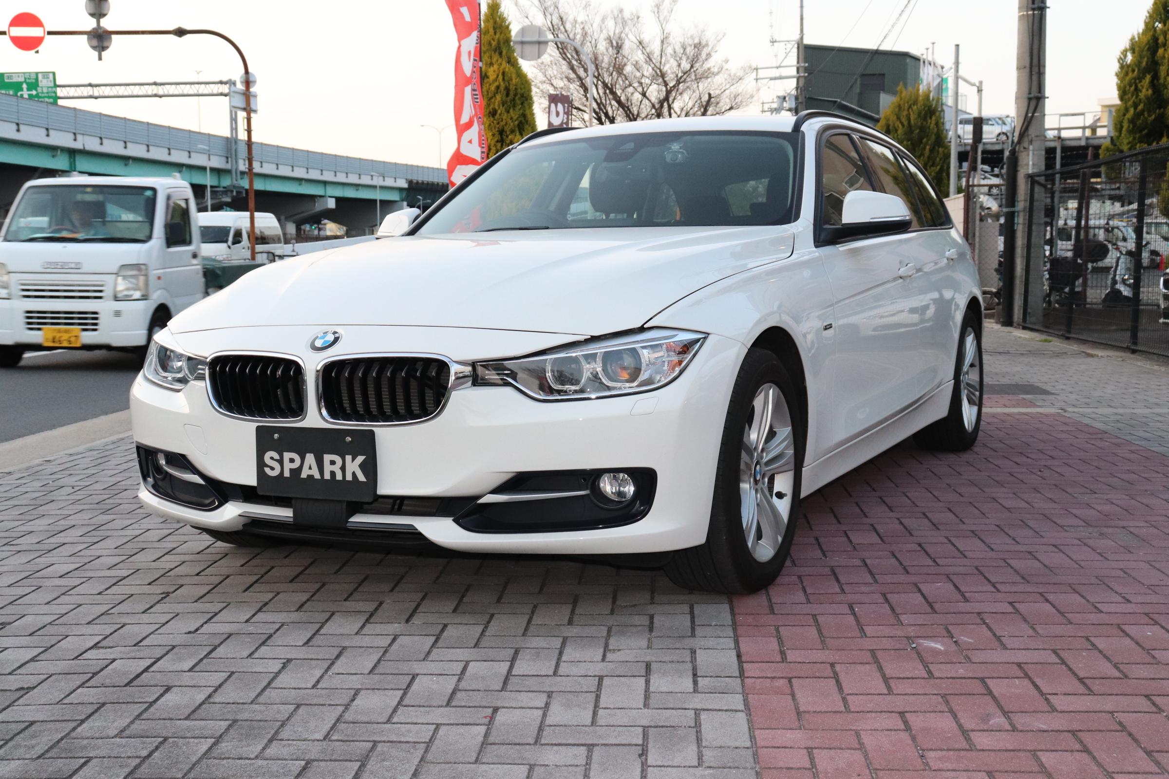 320d ツーリング スポーツ 総額129万円 6ヵ月保証付 ヘッドアップディスプレイ ACC ヒッチメンバー付PKG77,000円 地デジ・ドラレコPKG110,000円 Ｗパッケージの場合165,000円UPの画像