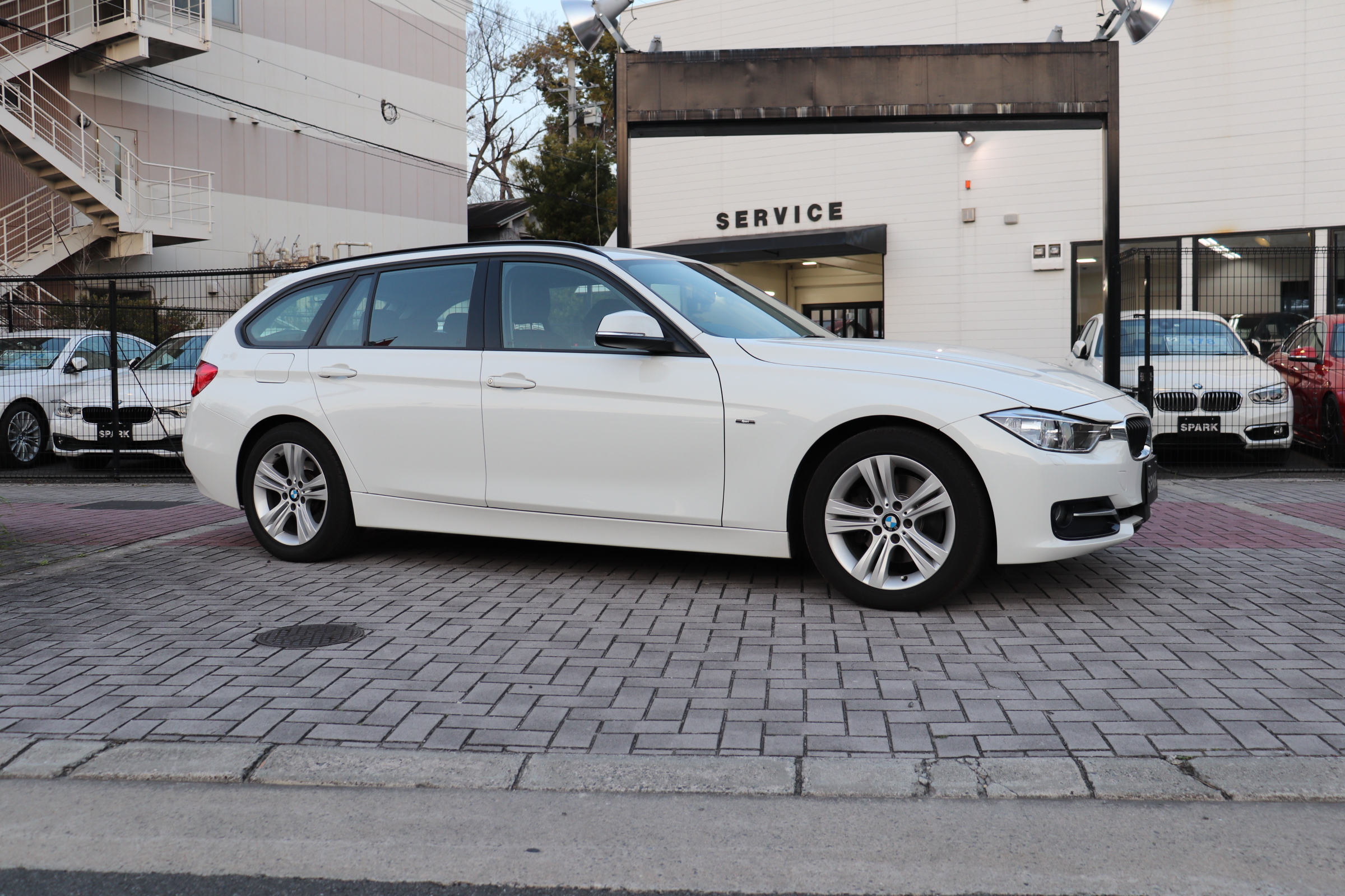 320d ツーリング スポーツ 総額129万円 6ヵ月保証付 ヘッドアップディスプレイ ACC ヒッチメンバー付PKG77,000円 地デジ・ドラレコPKG110,000円 Ｗパッケージの場合165,000円UP車両画像04