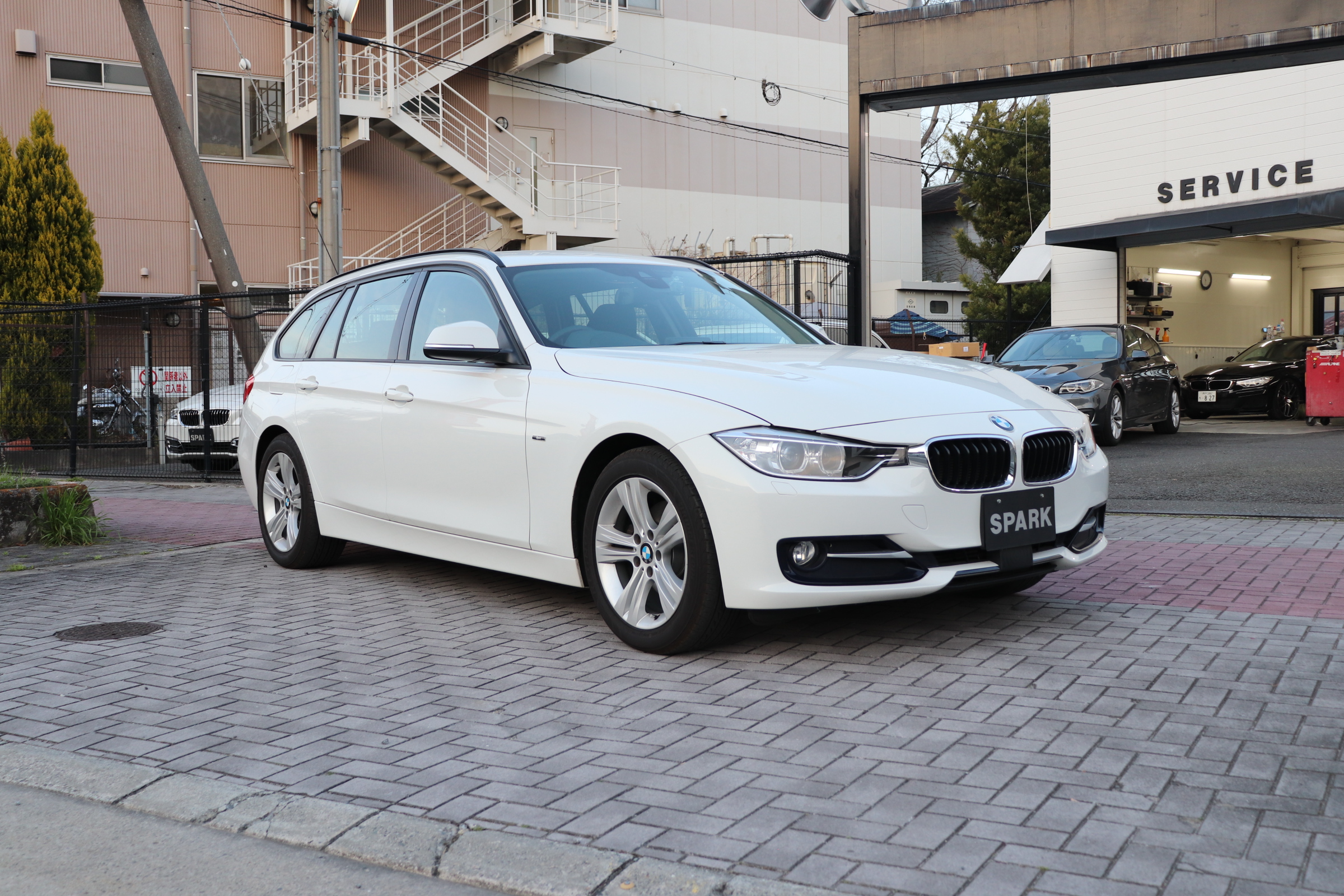 320d ツーリング スポーツ 総額129万円 6ヵ月保証付 ヘッドアップディスプレイ ACC ヒッチメンバー付PKG77,000円 地デジ・ドラレコPKG110,000円 Ｗパッケージの場合165,000円UP車両画像03