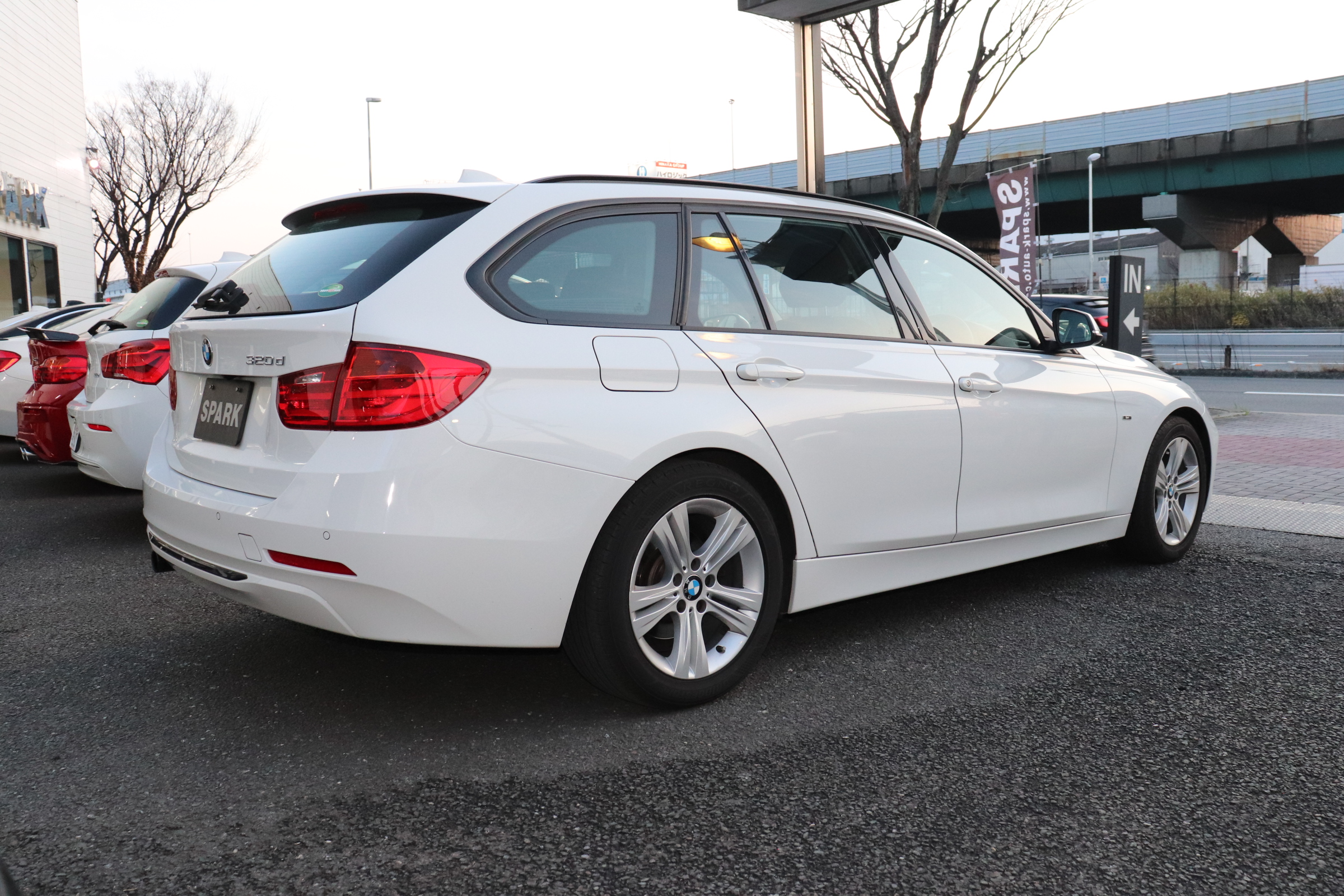 320d ツーリング スポーツ 総額129万円 6ヵ月保証付 ヘッドアップディスプレイ ACC ヒッチメンバー付PKG77,000円 地デジ・ドラレコPKG110,000円 Ｗパッケージの場合165,000円UP車両画像05