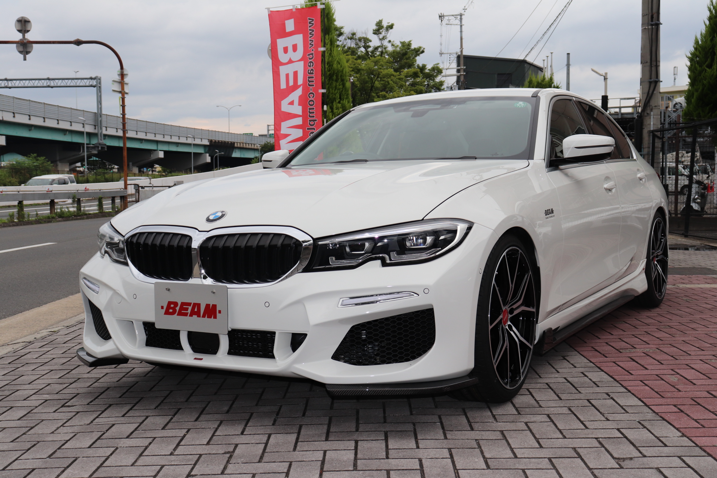 320i ハイライン BEAMコンプリートカー ワンオーナー ブラックレザー車両画像01