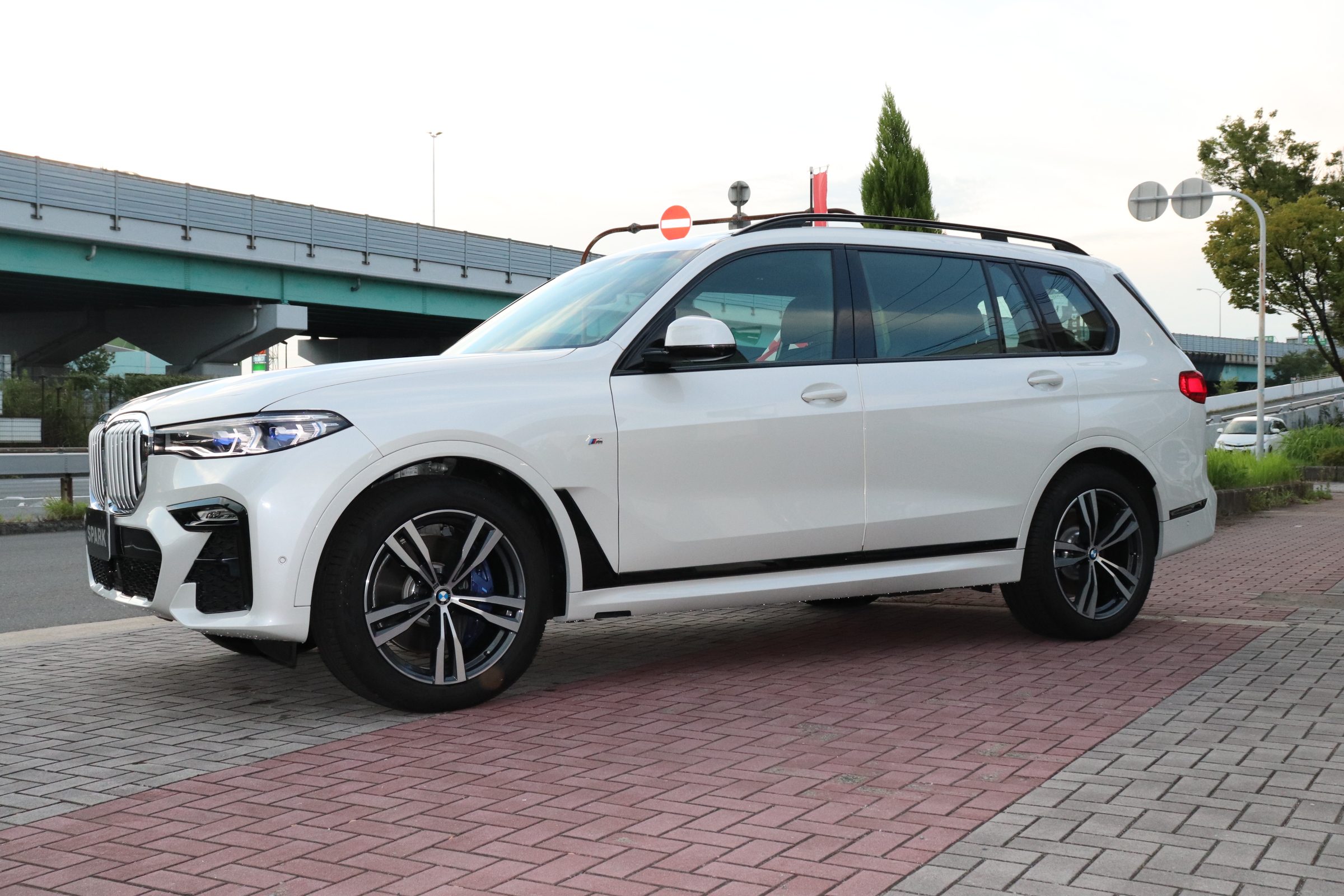 X7 xDrive35d Mスポーツ スカイラウンジSR リアエンタメ 6人乗り車両画像08