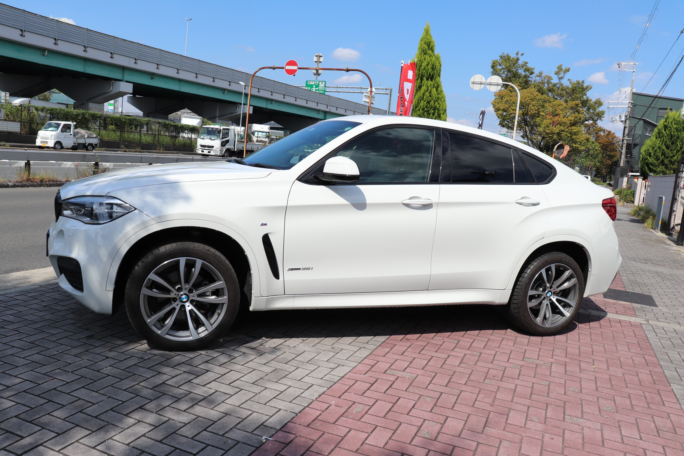 X6 xDrive35i Mスポーツ　サンルーフ　ヘッドアップディスプレイ　パワーバックドア車両画像06