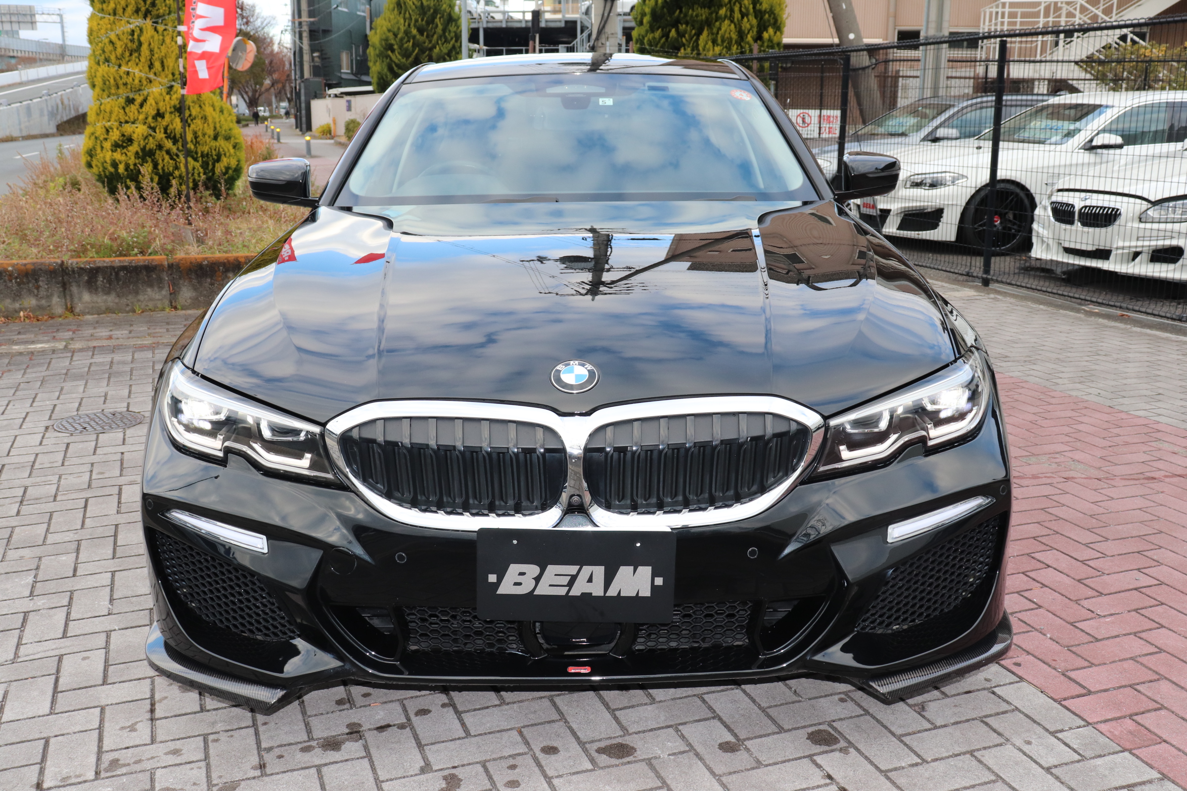 320iBEAMコンプリートカー 4本出しマフラー 20インチアルミホイール車両画像02