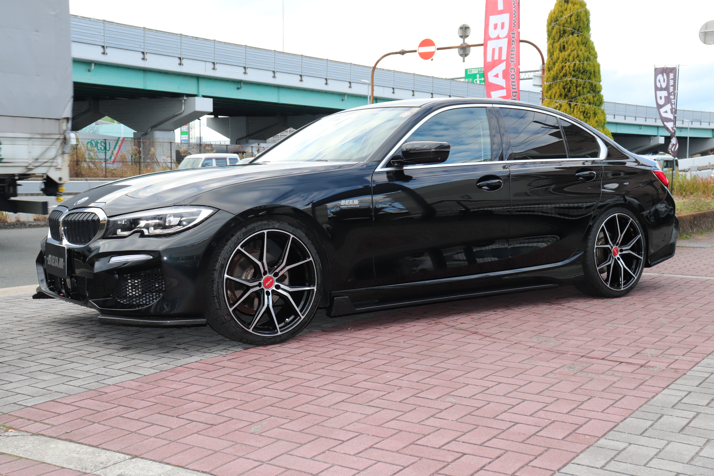 320iBEAMコンプリートカー 4本出しマフラー 20インチアルミホイール車両画像05