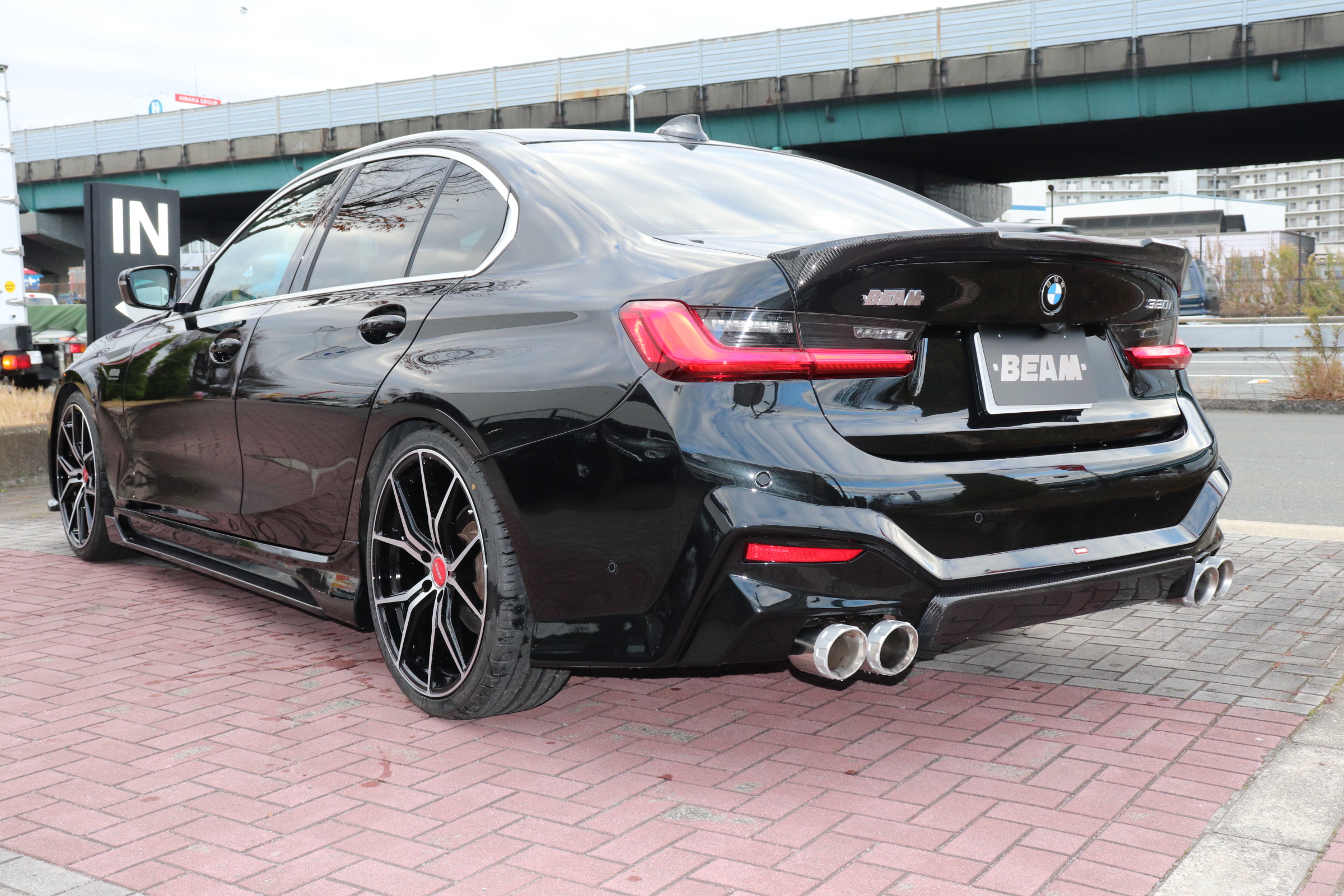 320iBEAMコンプリートカー 4本出しマフラー 20インチアルミホイール車両画像07