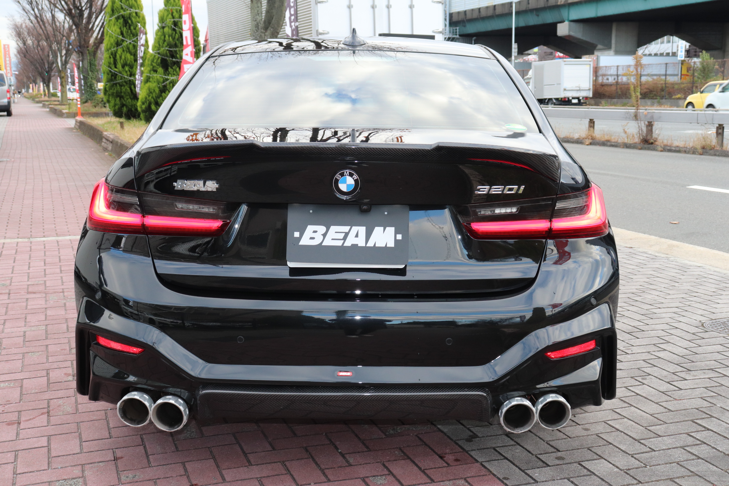 320iBEAMコンプリートカー 4本出しマフラー 20インチアルミホイール車両画像03
