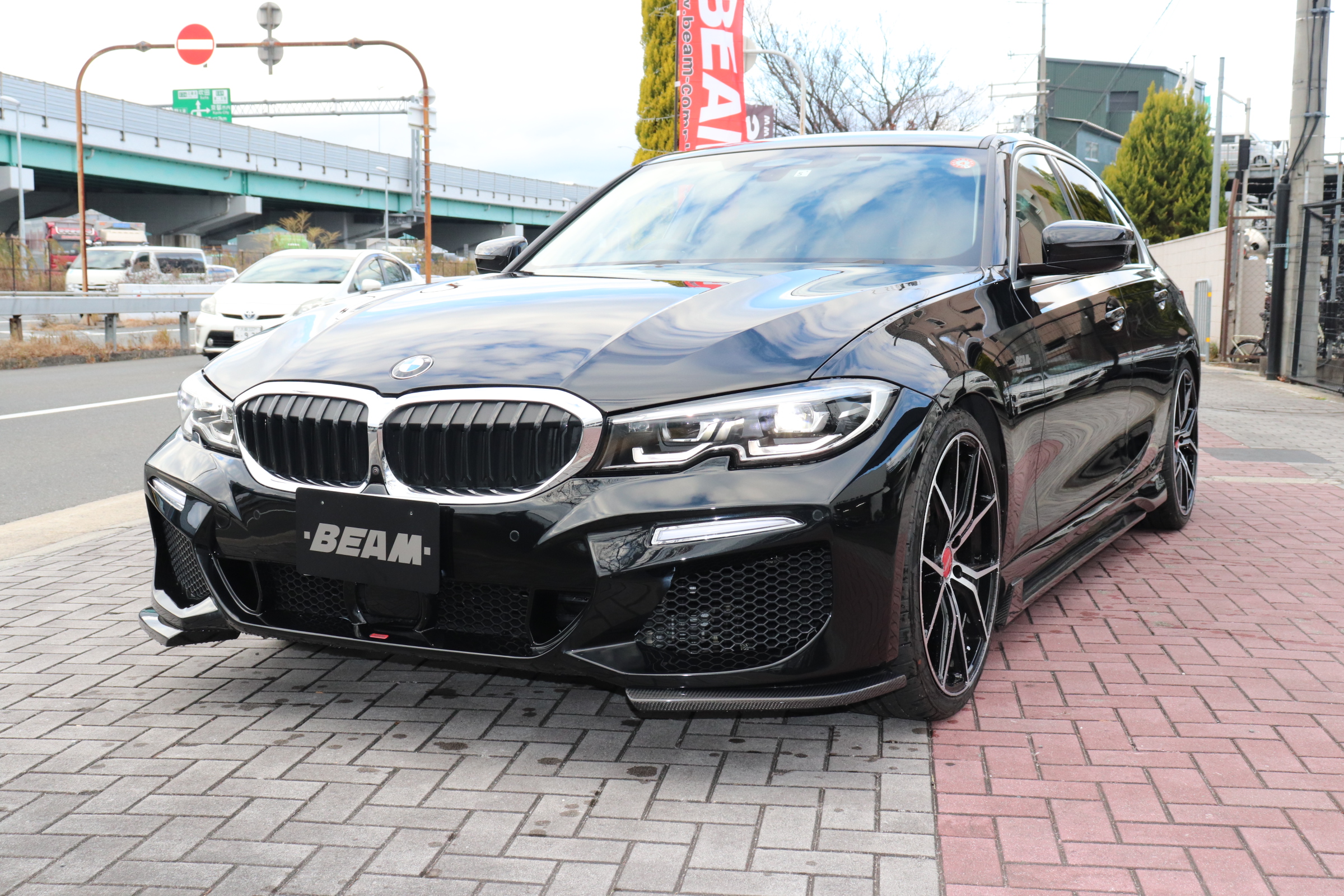320iBEAMコンプリートカー 4本出しマフラー 20インチアルミホイールの画像
