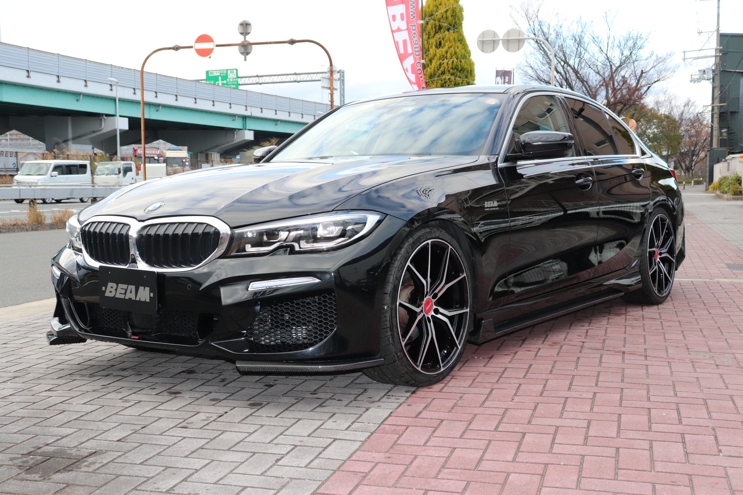 320iBEAMコンプリートカー 4本出しマフラー 20インチアルミホイール車両画像09