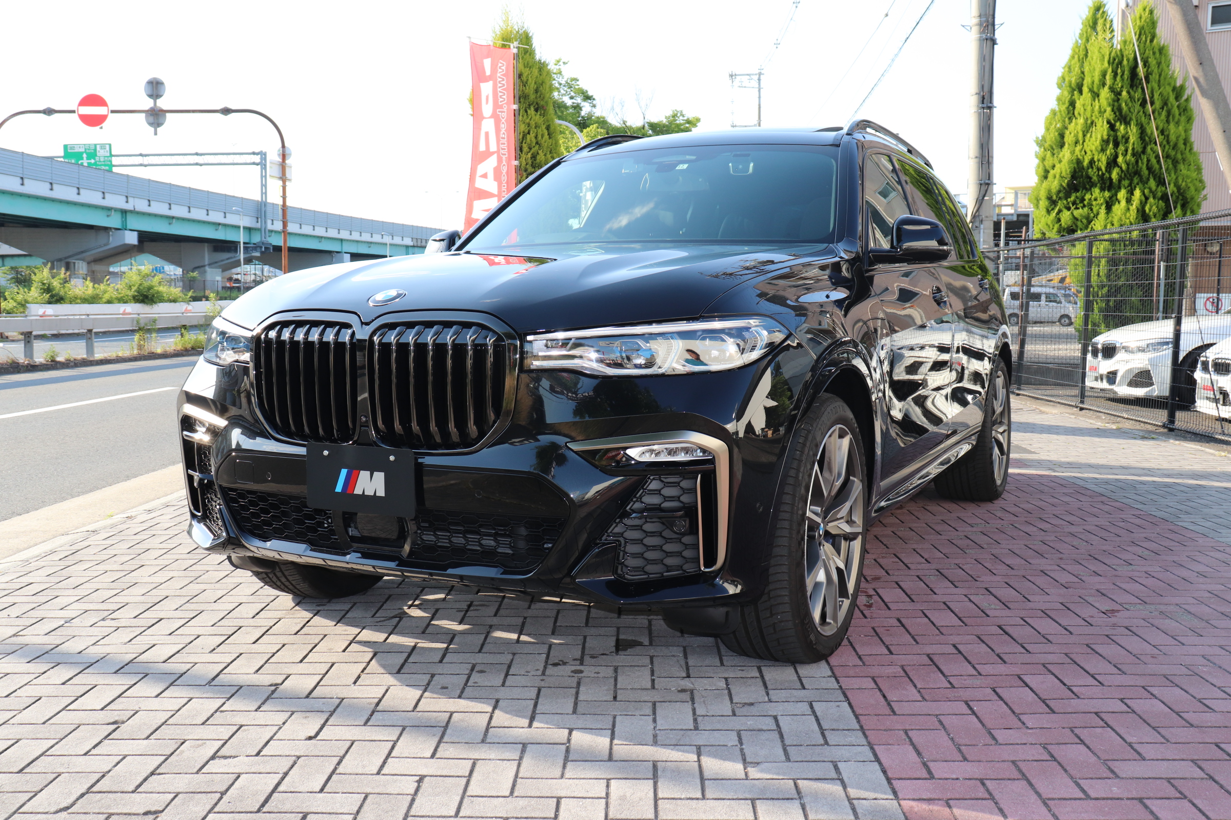 X7 M50i スカイラウンジSR リアエンター 6人乗り 22インチAW車両画像01