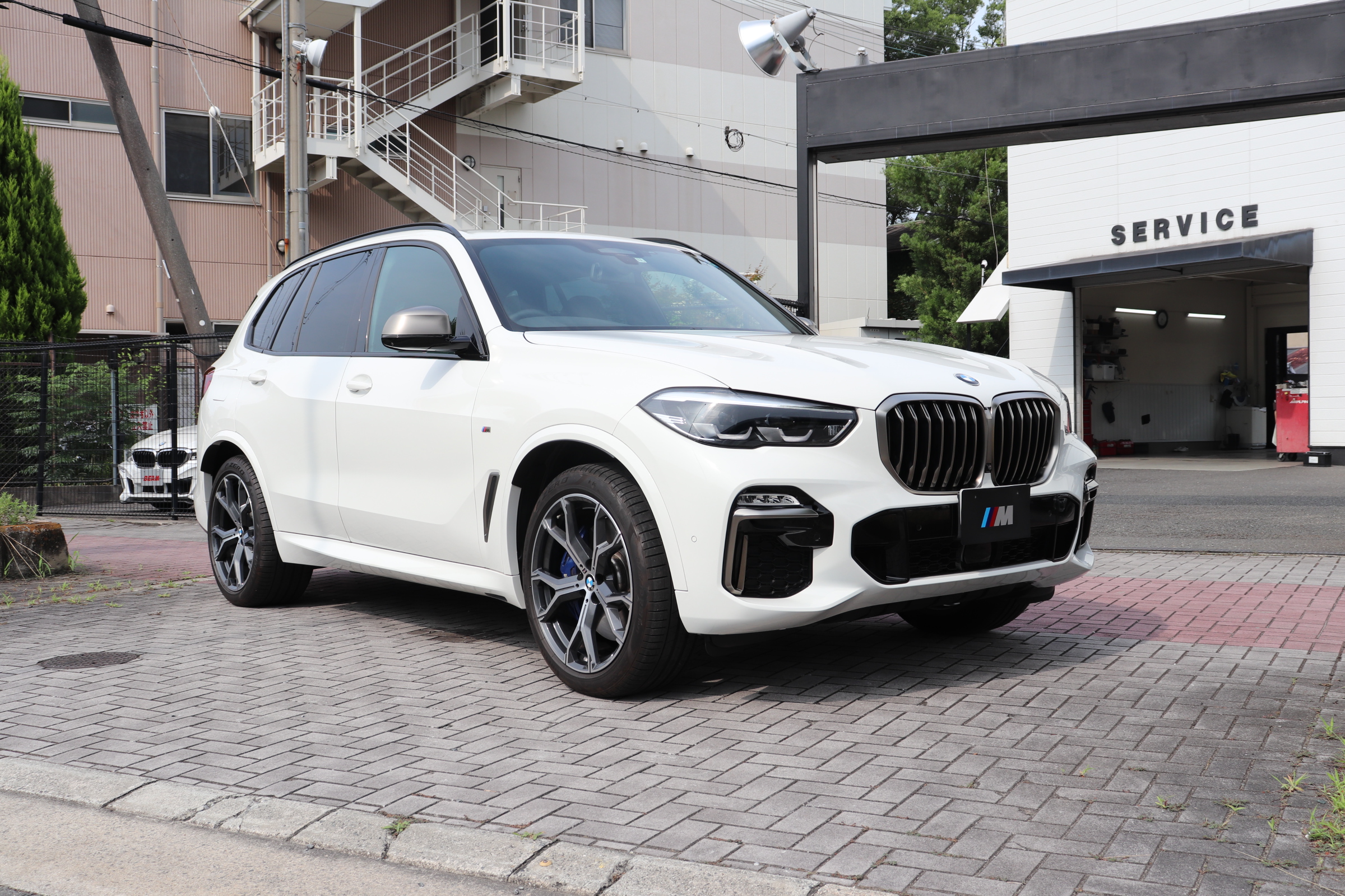 X5 M50i 4WD ブラックレザー オートトランク 21インチホイール車両画像03