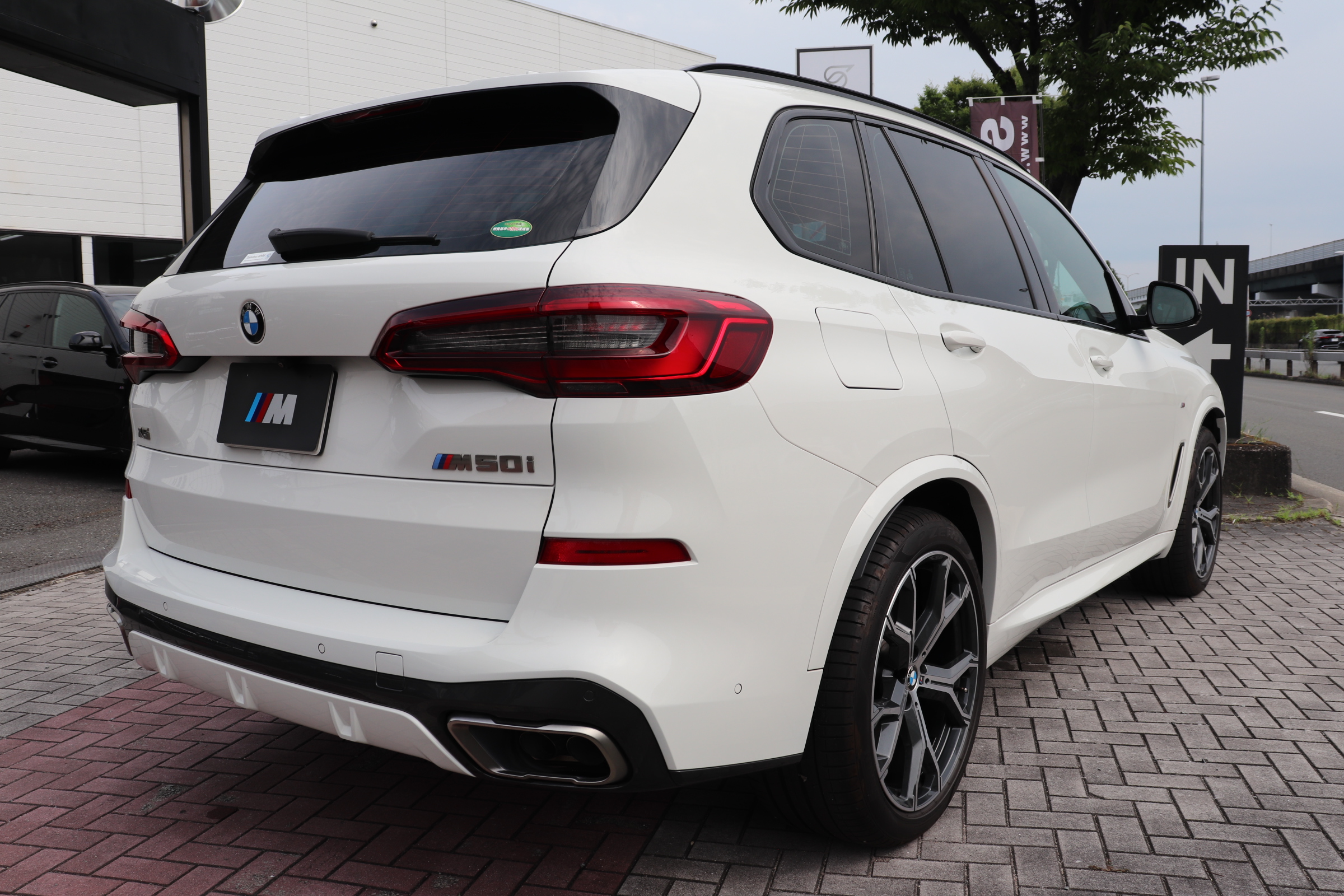 X5 M50i 4WD ブラックレザー オートトランク 21インチホイール車両画像05