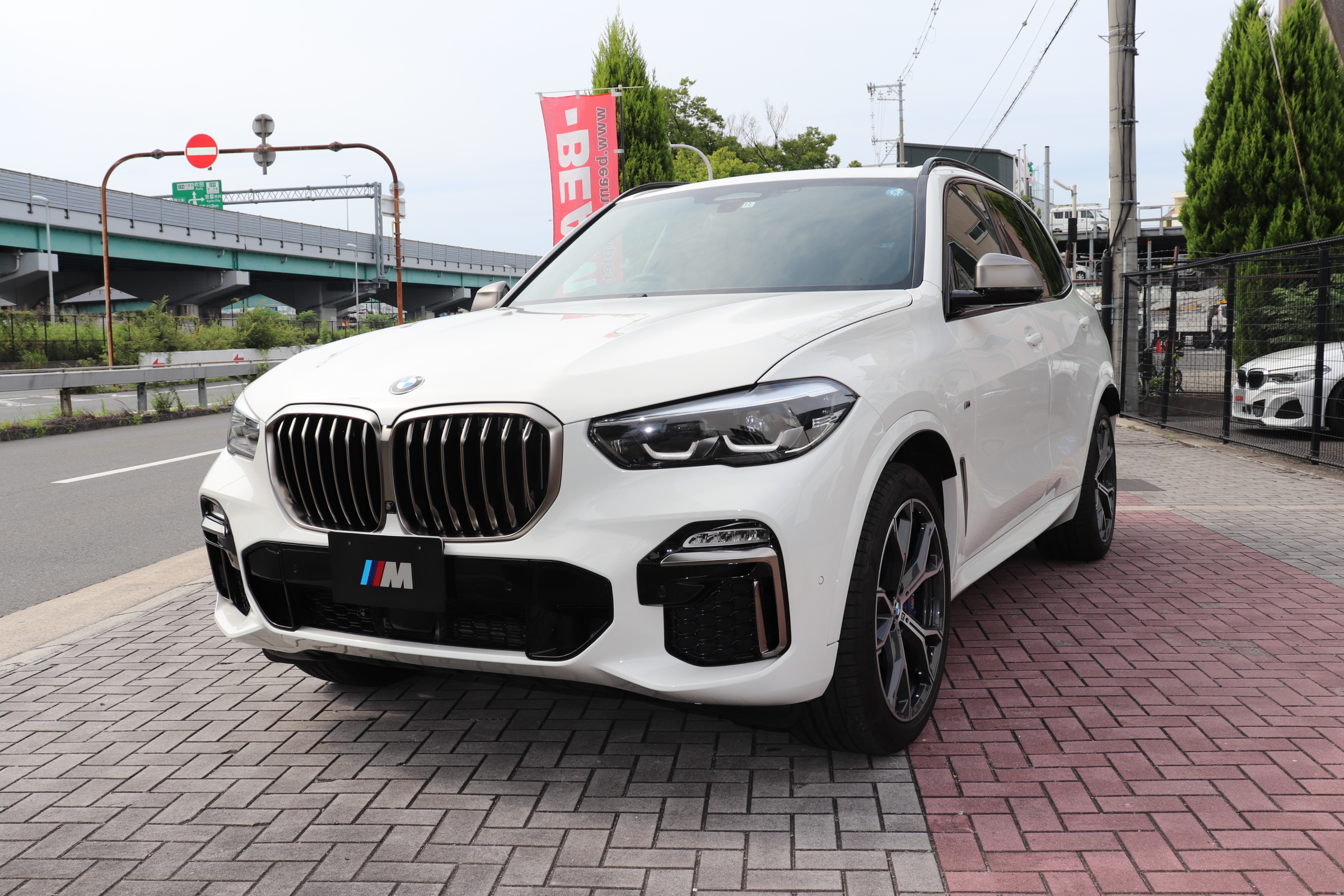 X5 M50i 4WD ブラックレザー オートトランク 21インチホイール車両画像01