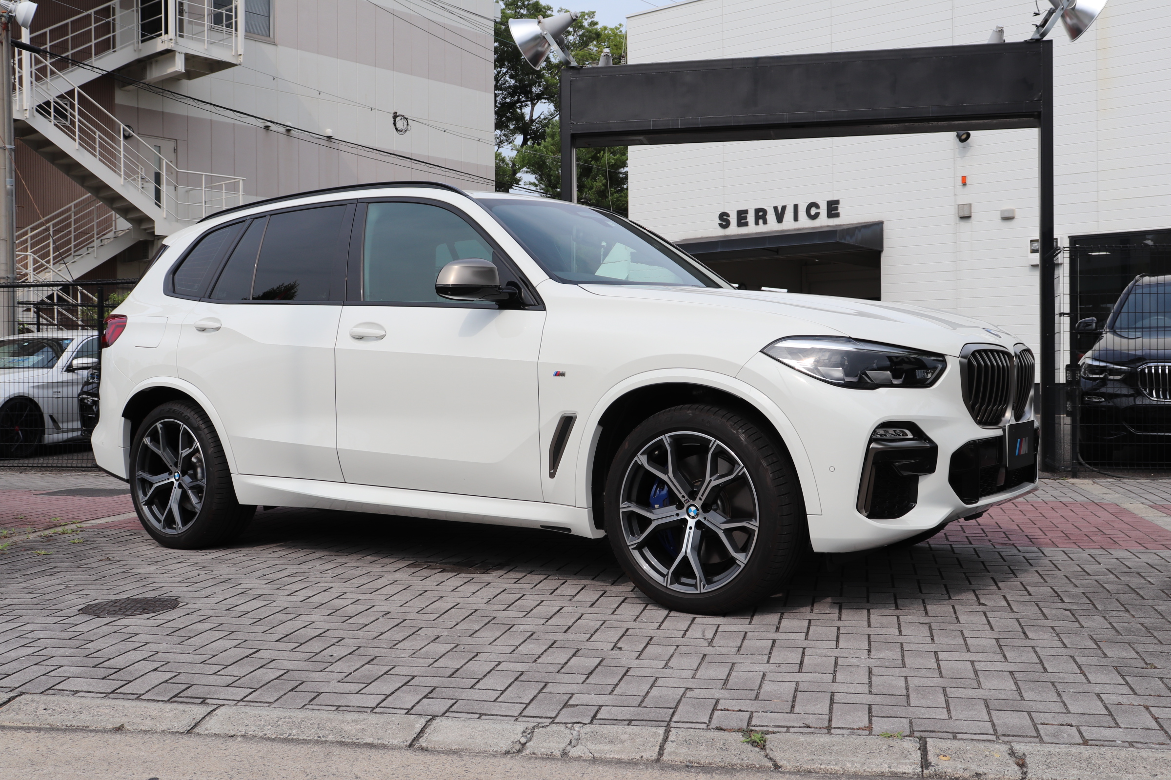 X5 M50i 4WD ブラックレザー オートトランク 21インチホイール車両画像04