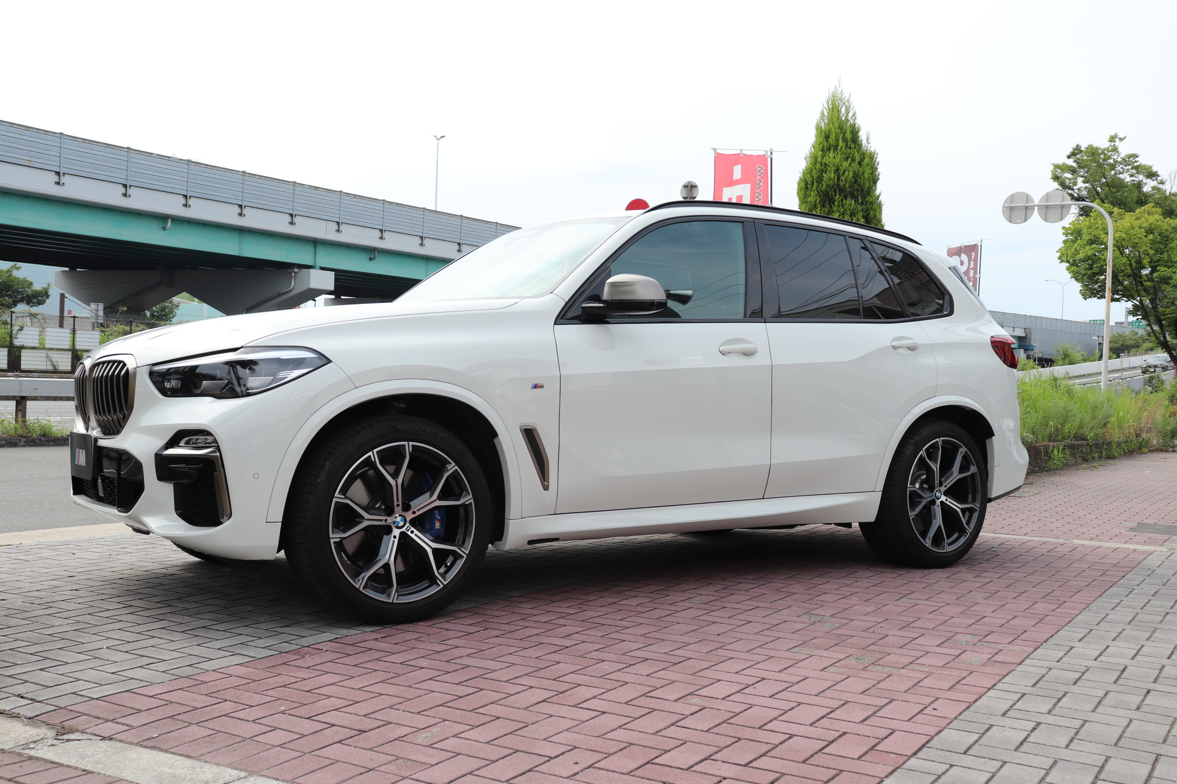 X5 M50i 4WD ブラックレザー オートトランク 21インチホイール車両画像08