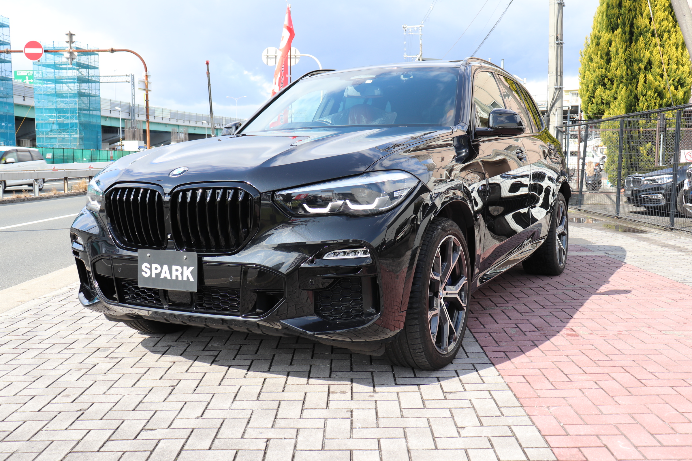 X5 xDrive 35d Mスポーツ ドライビングダイナミクスパッケージ エアサス サンルーフ 21インチAW車両画像01