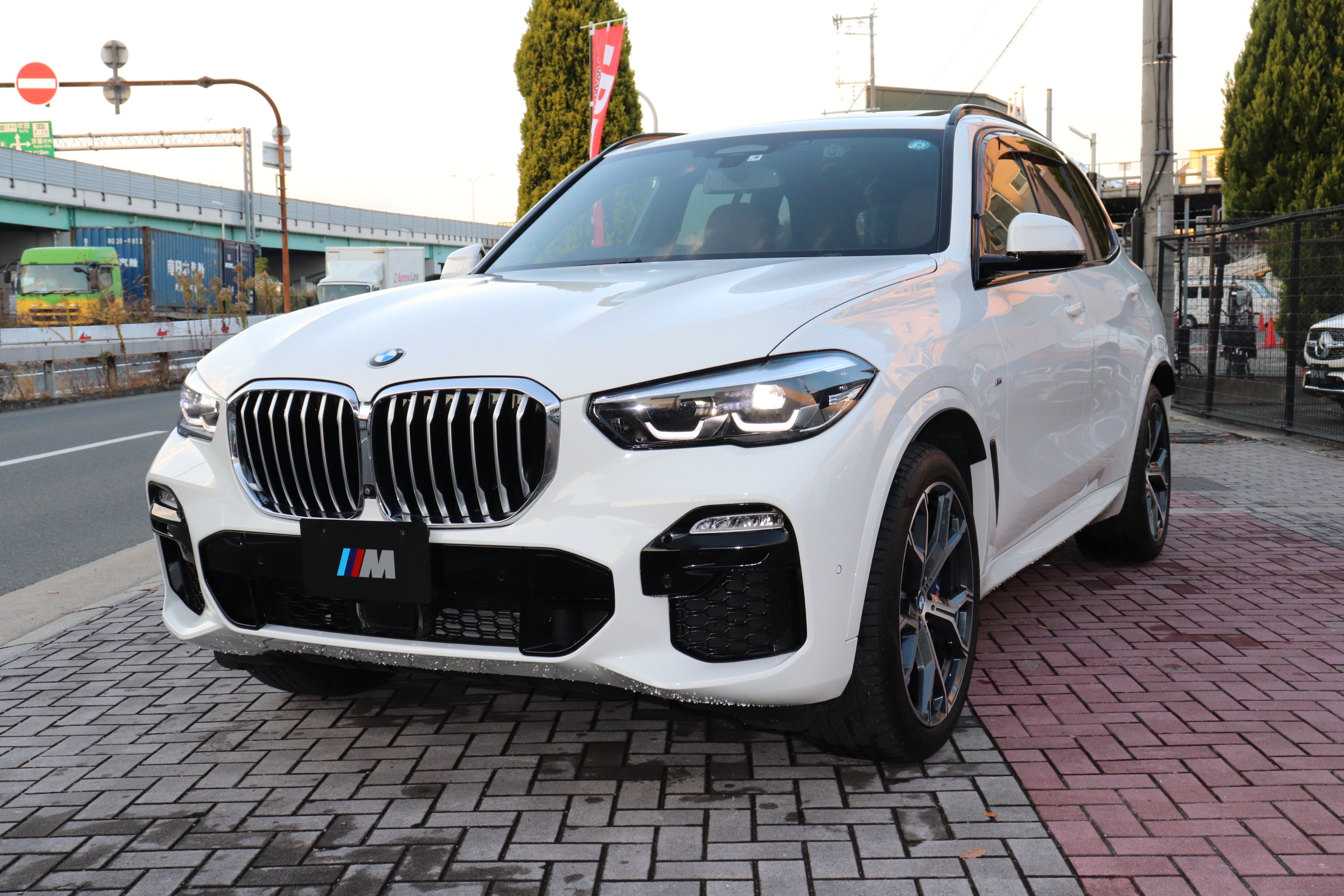 X5 xDrive35d Mスポーツ スカイラウンジＳＲ ワンオナ コンフォート＆プラスＰ車両画像01