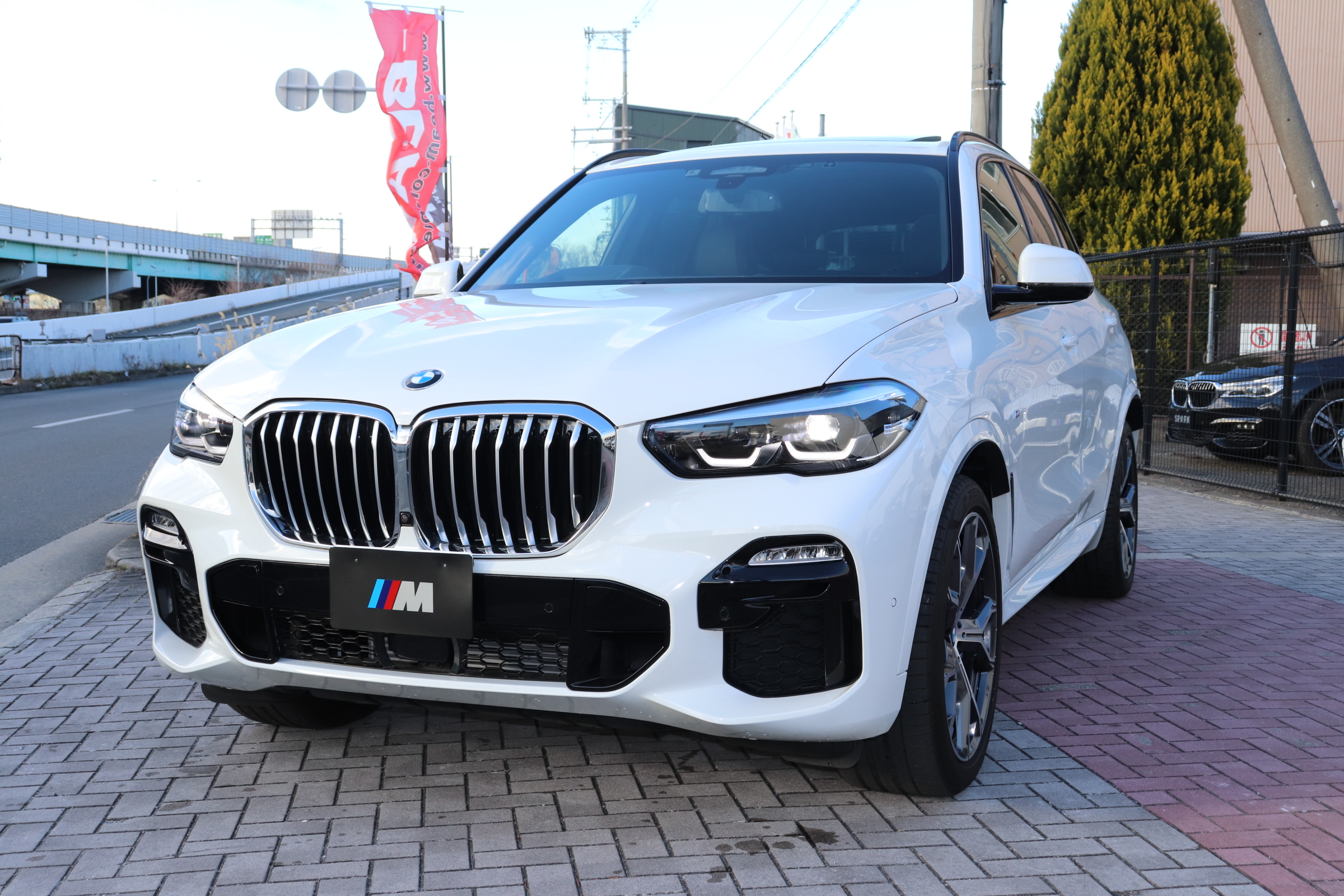 X5 xDrive 35d Mスポーツ パノラマSR 黒革 OP21インチホイール HUD車両画像01