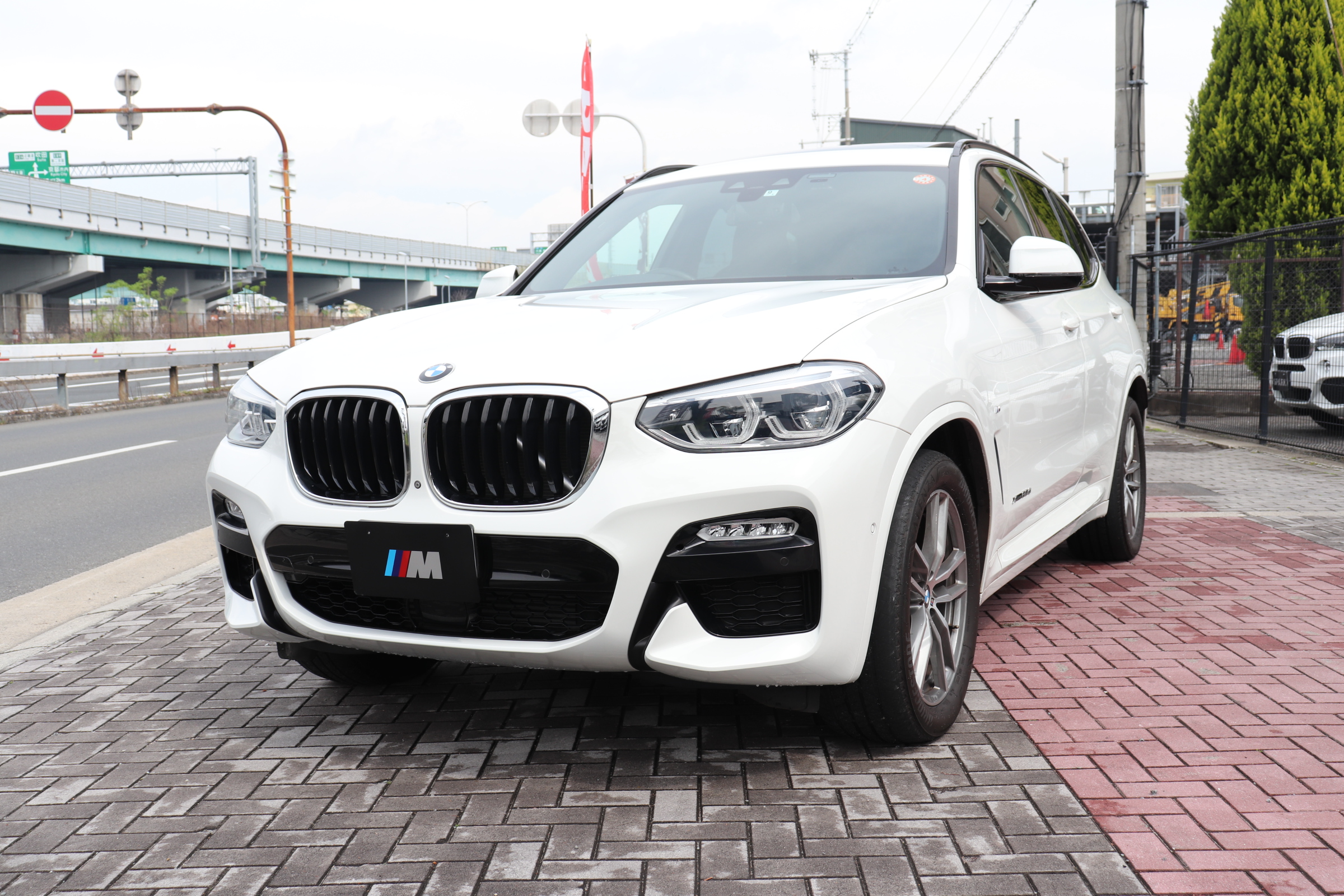 X3 xDrive20d Mスポーツ ワンオナ パノラマSR 黒革 アンビエントライト車両画像01