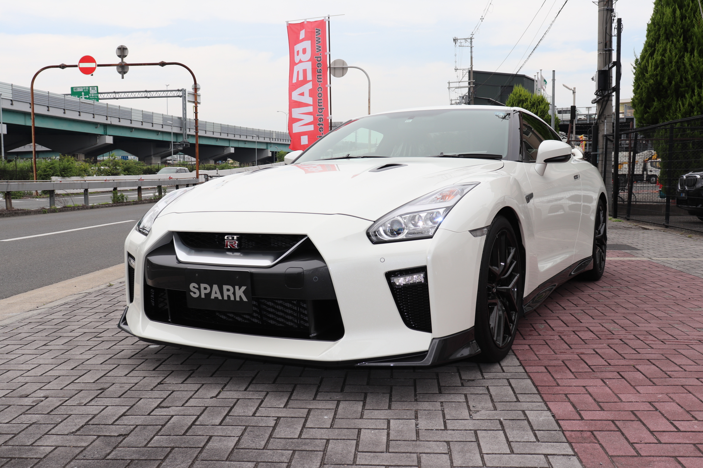 GT-R ピュアエディション 4WD 後期モデル バックカメラ車両画像01