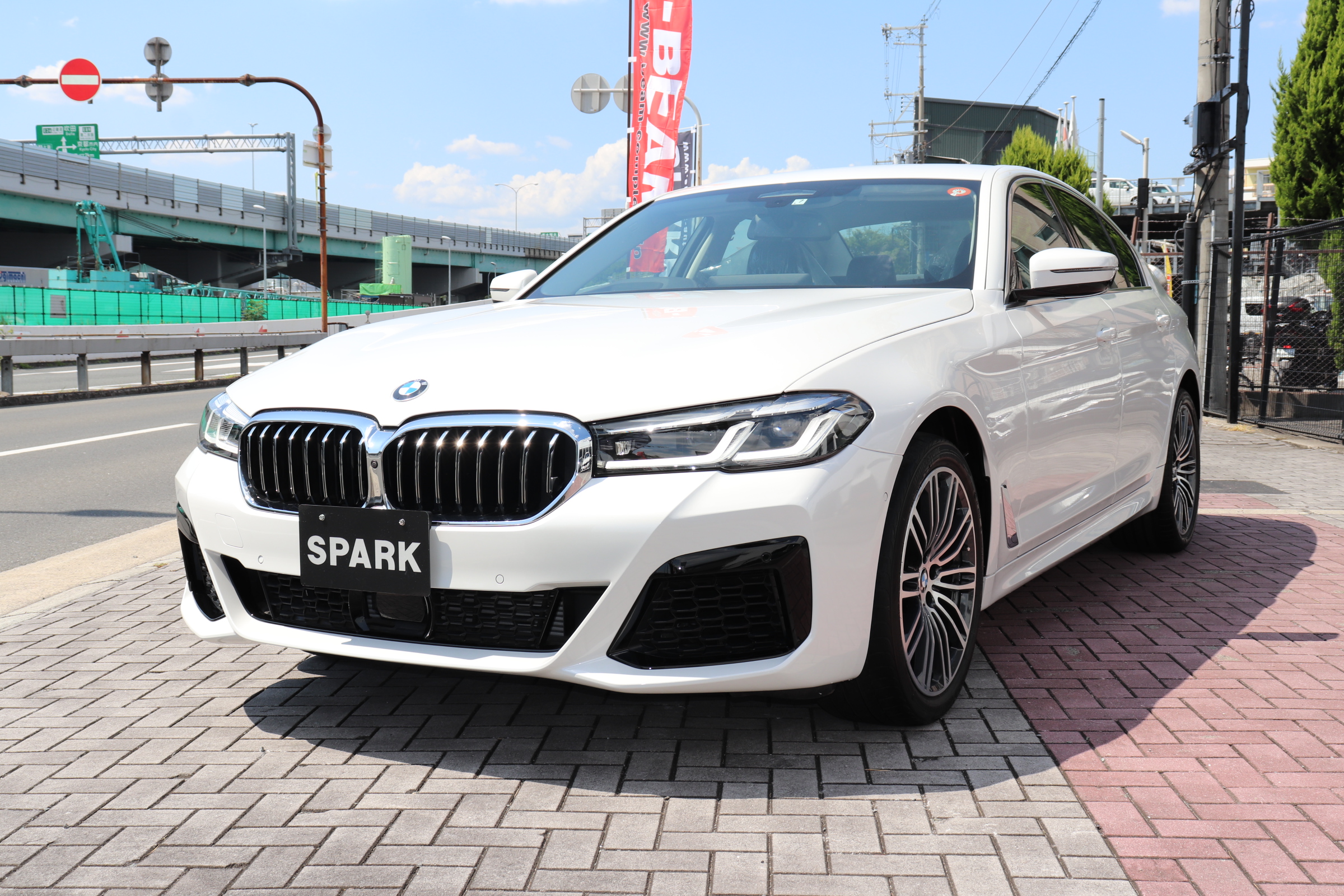 523i LCI Mスポーツ仕様  ワンオーナー ブラックレザー ライブコックピット車両画像01