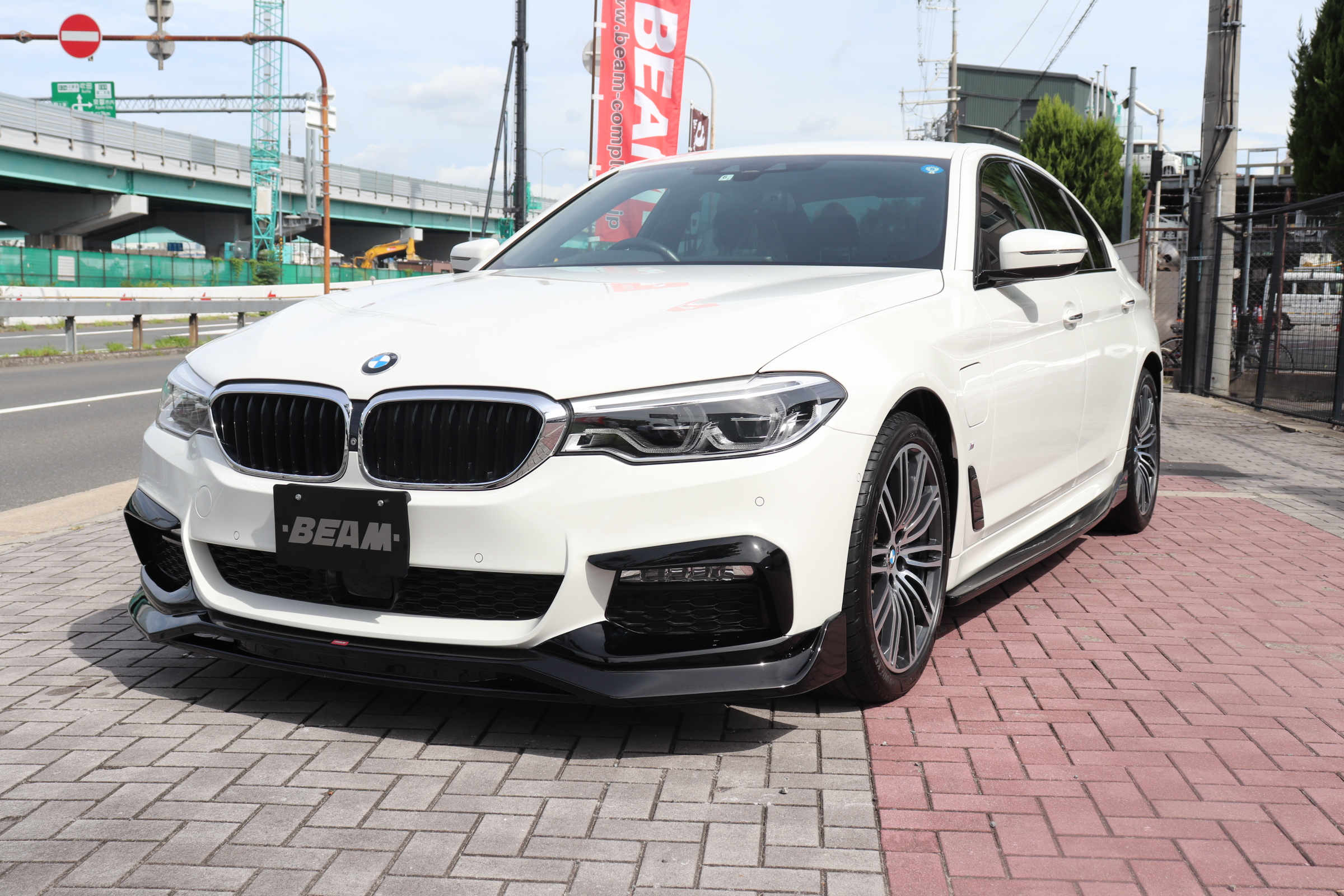 530e iパフォーマンス MスポーツBEAMコンプリートカー 黒革 ワイヤレス充電の画像