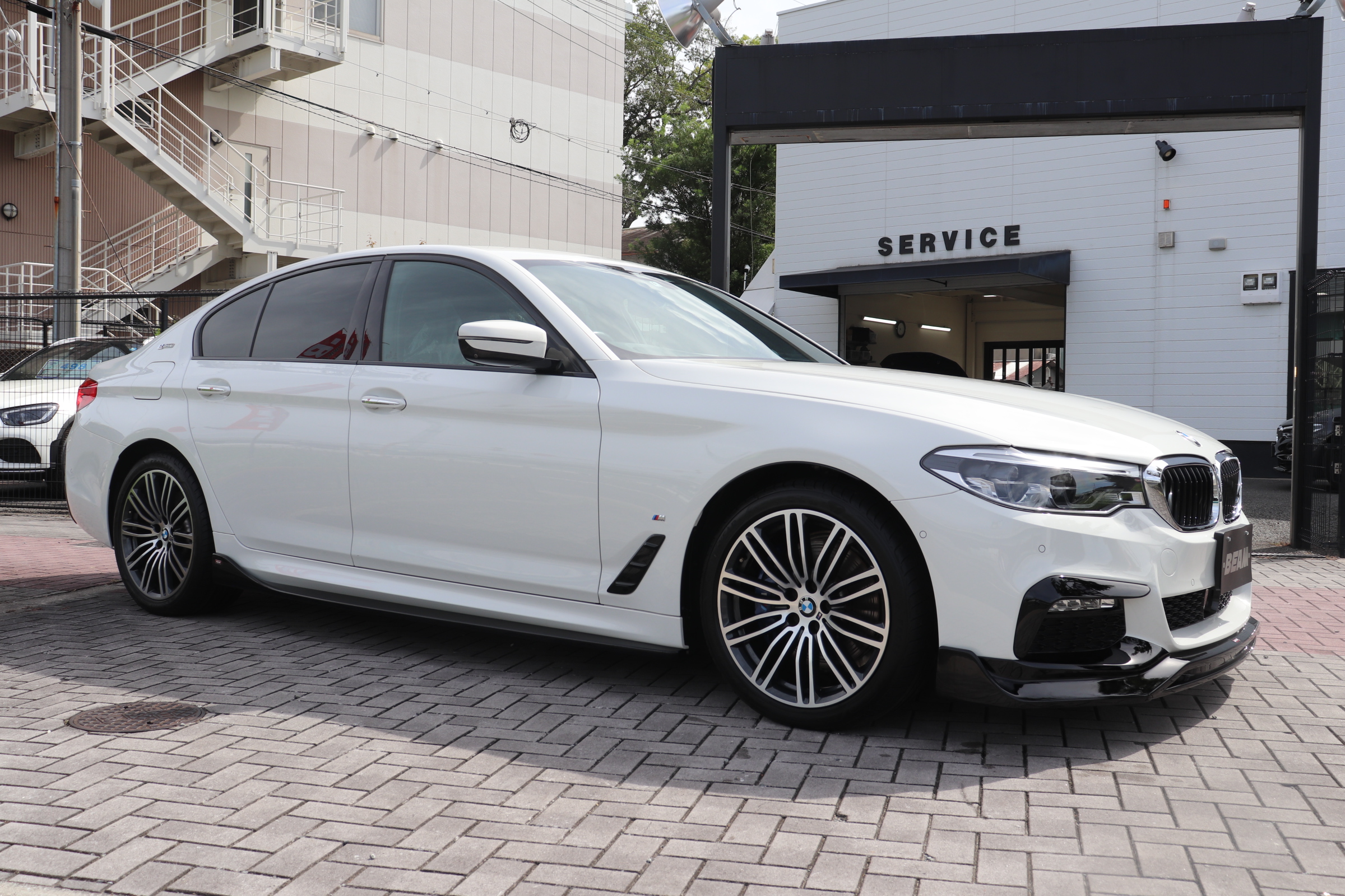 530e iパフォーマンス MスポーツBEAMコンプリートカー 黒革 ワイヤレス充電車両画像04
