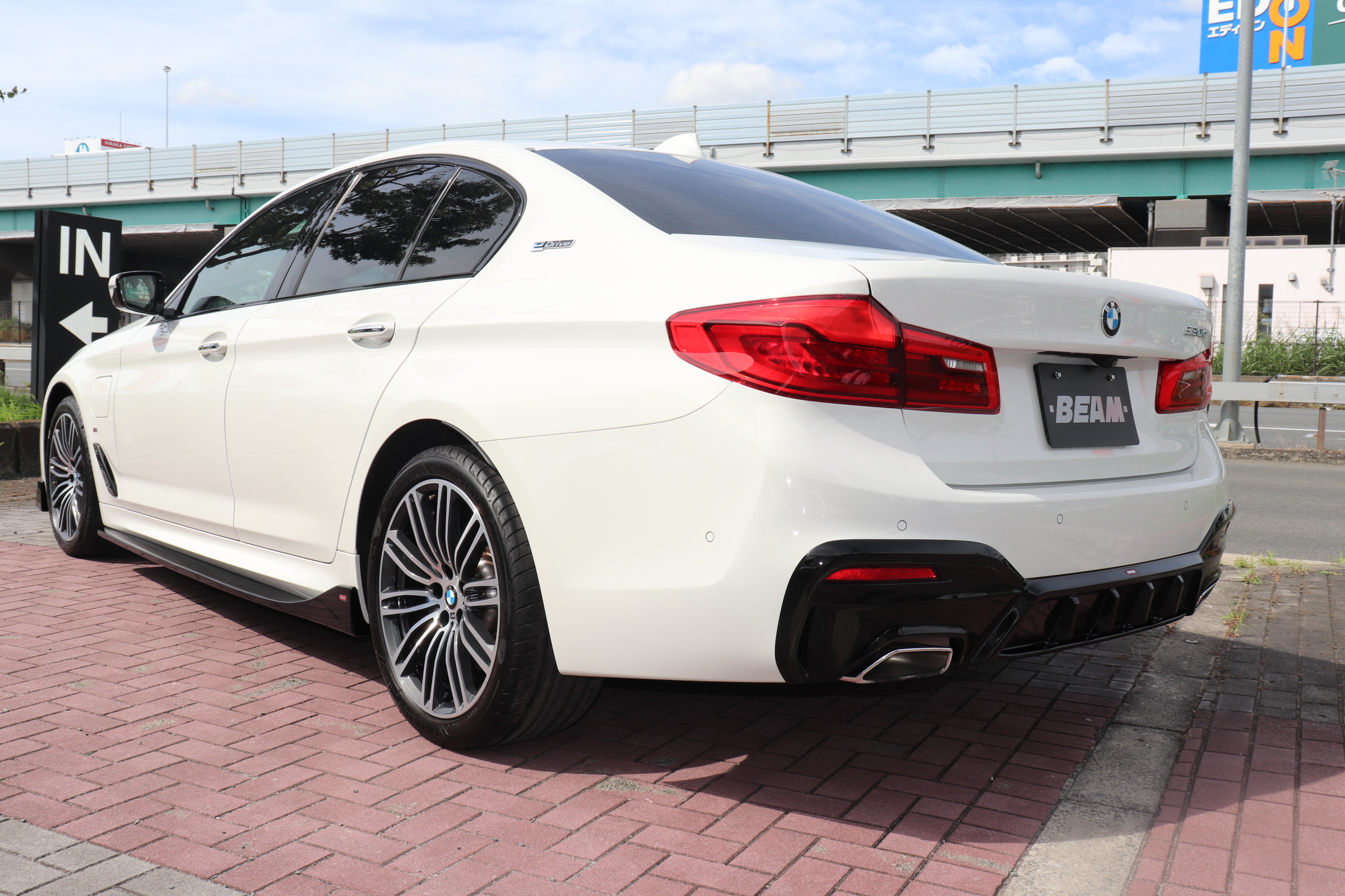 530e iパフォーマンス MスポーツBEAMコンプリートカー 黒革 ワイヤレス充電車両画像07