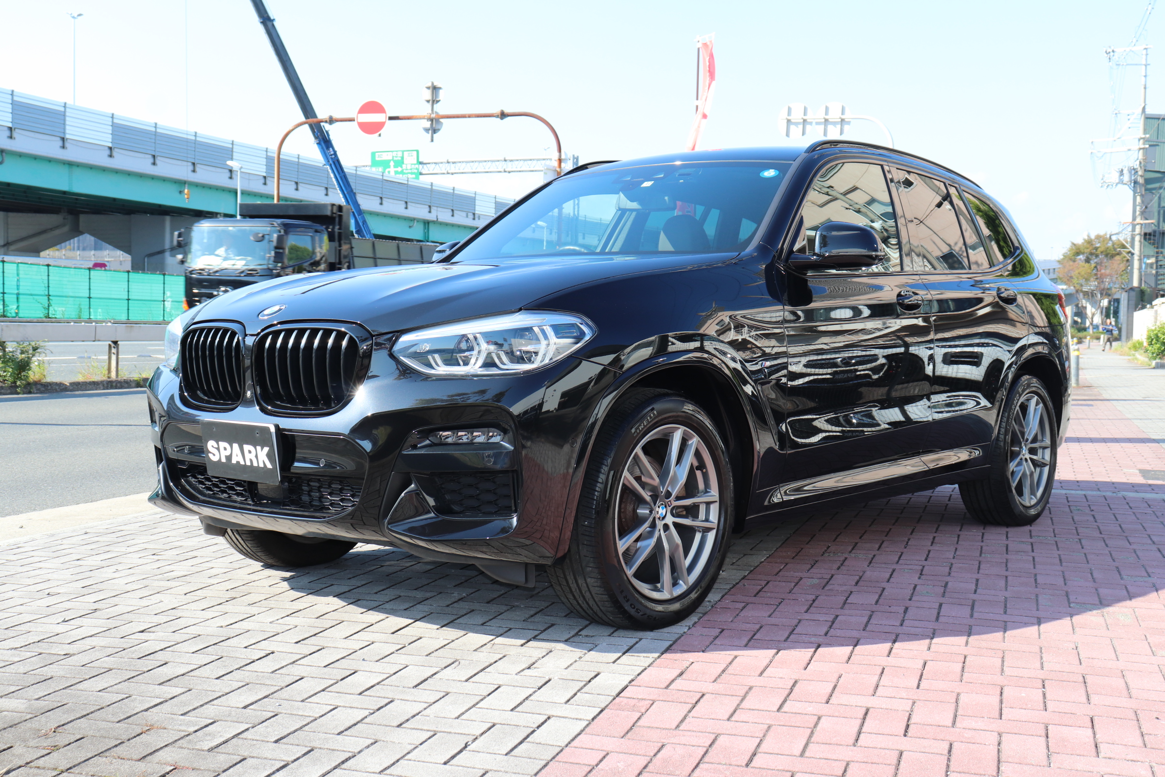 X3 xDrive20d Mスポーツ ブラウンレザー ライブコックピット HUD 黒グリル車両画像09