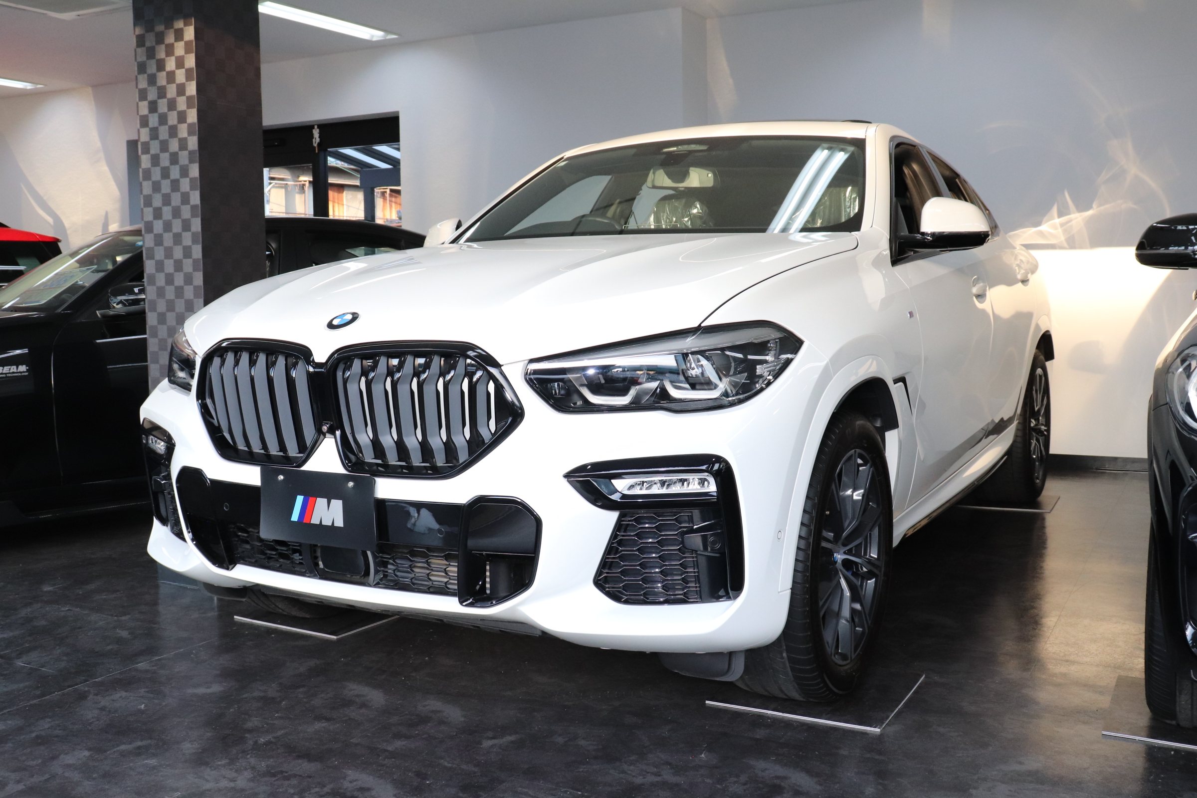 X6 xDrive35d Mスポーツ コンフォート＆プラスパッケージ パノラマSR 黒革 HUD車両画像01