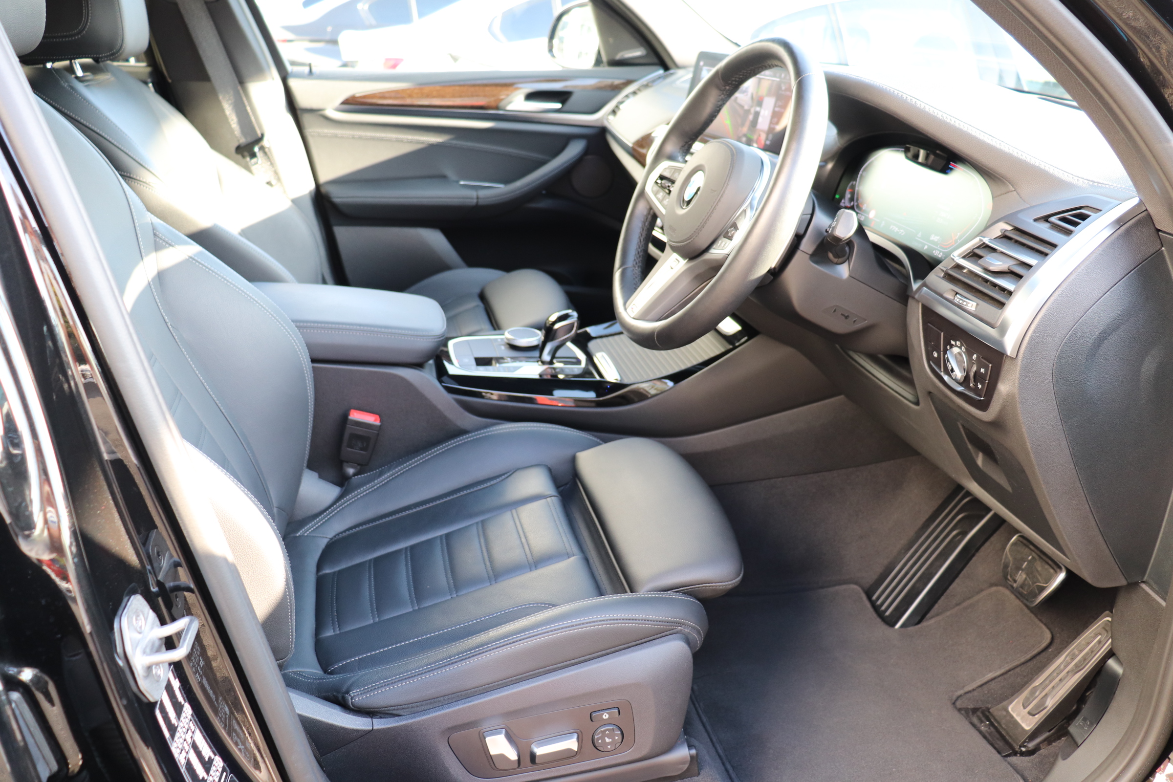 X3 xDrive20d Mスポーツ 後期モデル 黒革 サンルーフ ステアリングヒーター車両画像09