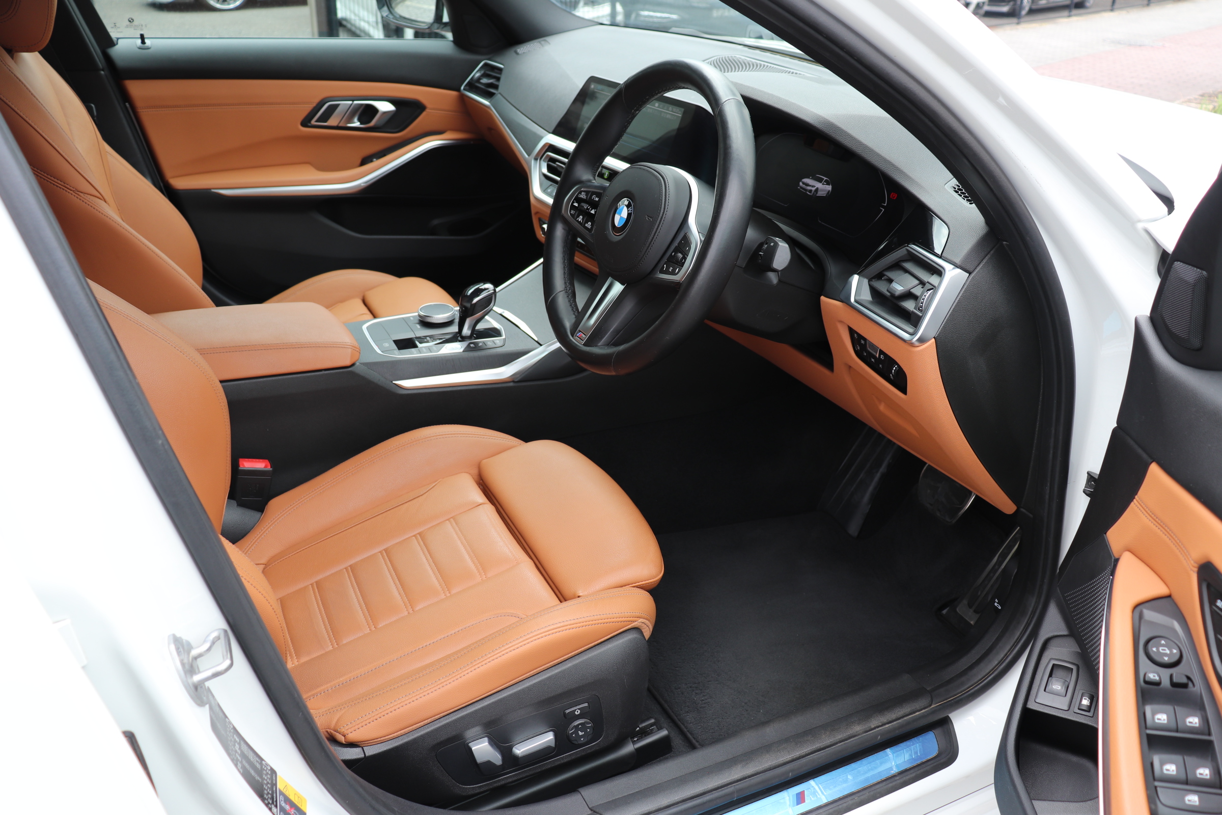 330e Mスポーツ エディション ジョイプラス ワンオーナー コニャックレザー車両画像11