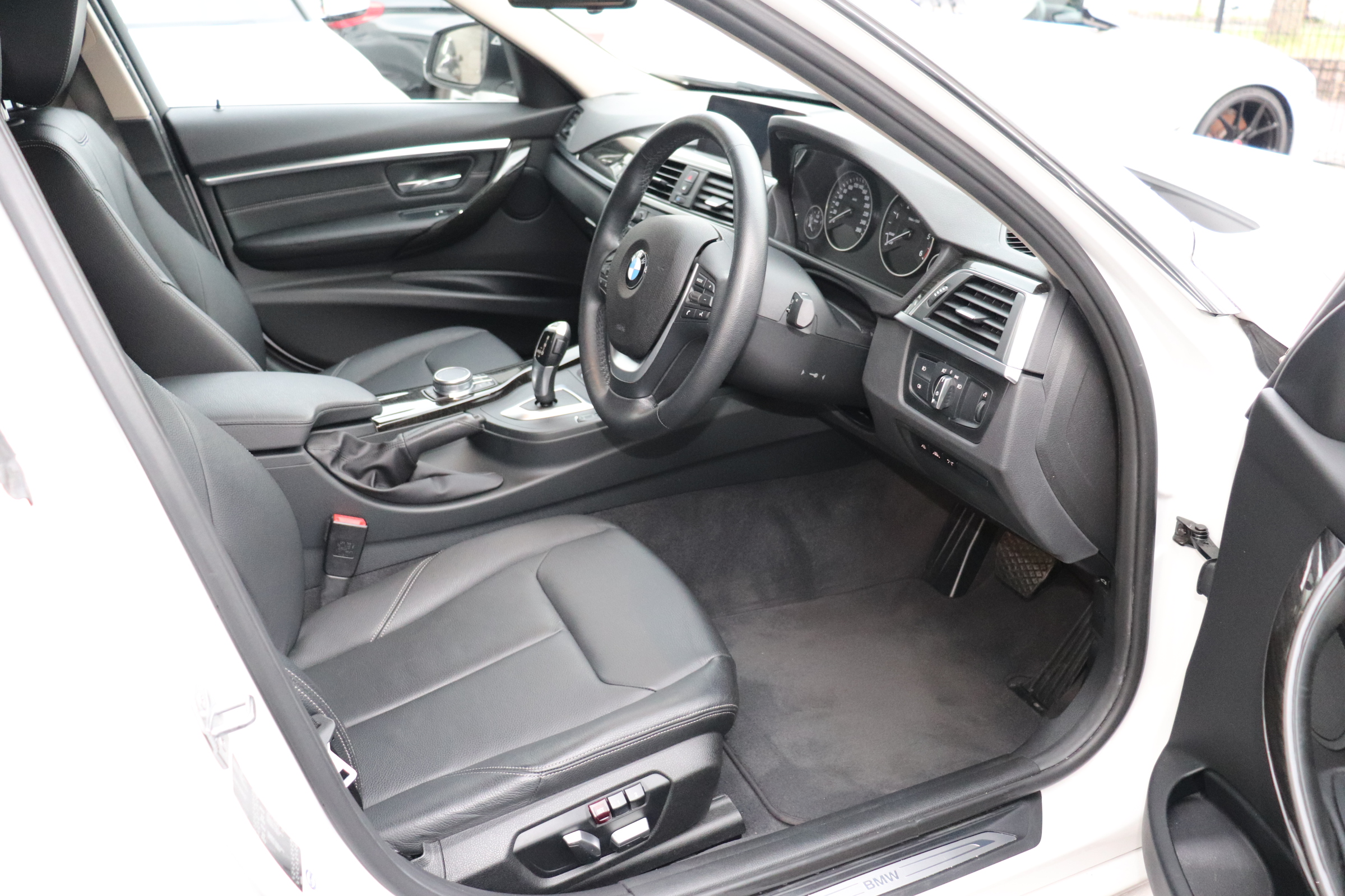 320d ラグジュアリー 後期モデル ブラックレザーシート ACC レーンチェンジW車両画像10