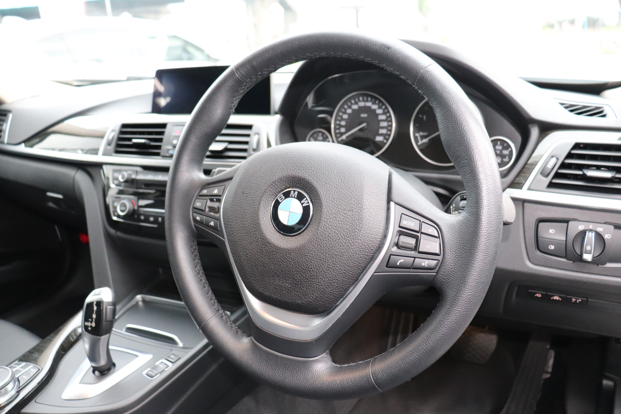320d ラグジュアリー 後期モデル ブラックレザーシート ACC レーンチェンジW車両画像15