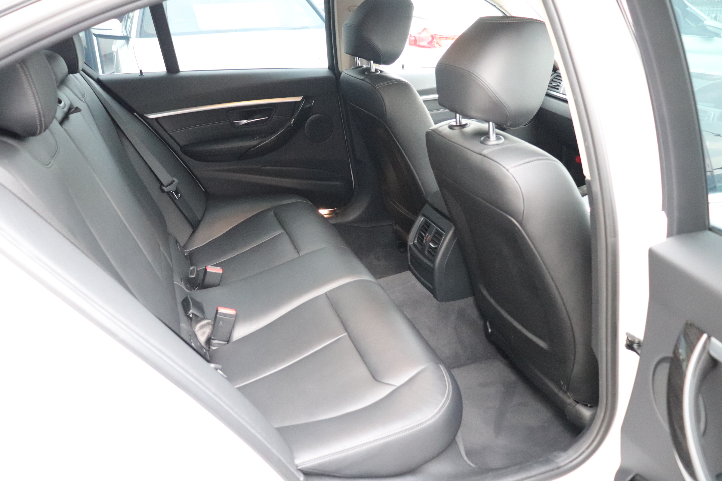 320d ラグジュアリー 後期モデル ブラックレザーシート ACC レーンチェンジW車両画像11