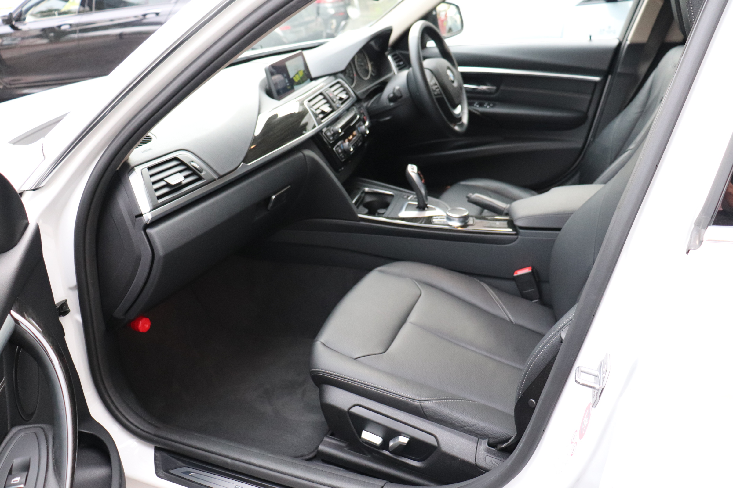320d ラグジュアリー 後期モデル ブラックレザーシート ACC レーンチェンジW車両画像12